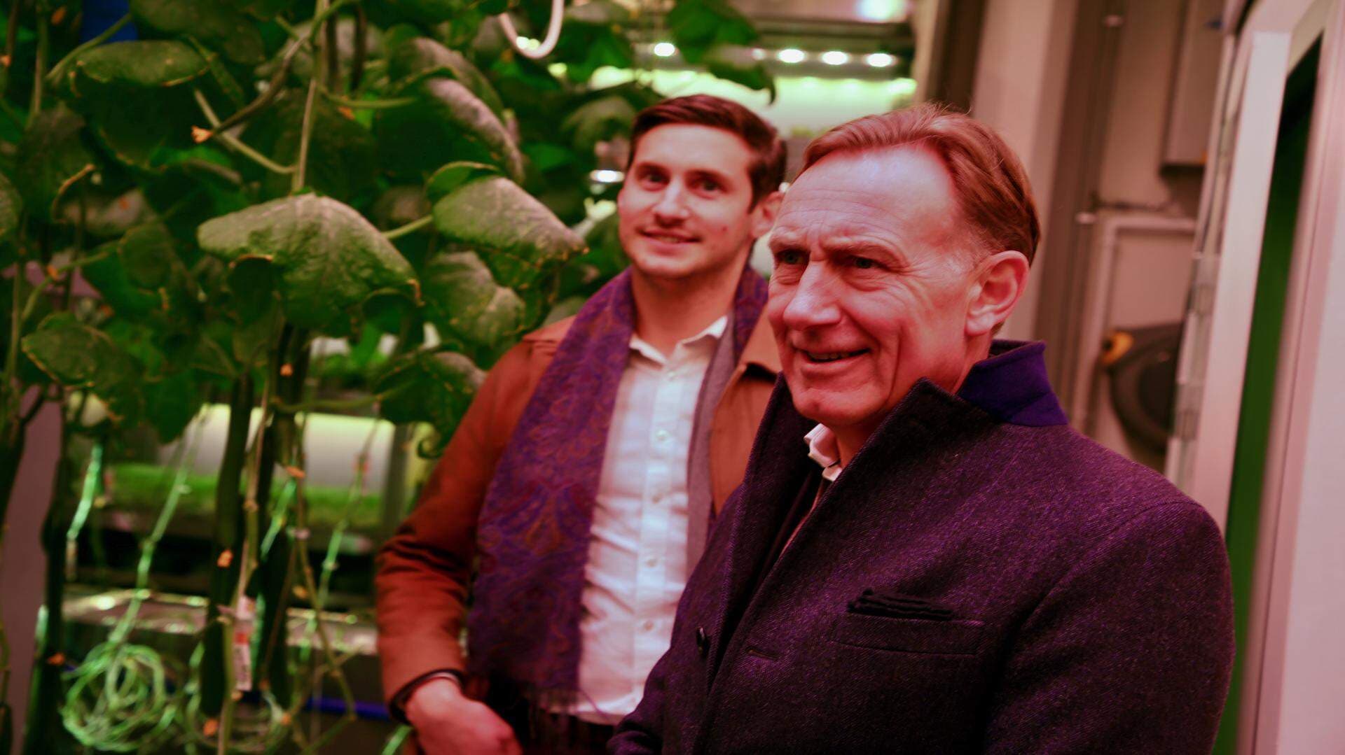Jan-Olof Jacke och Pontus Lamberg i växtodlingen