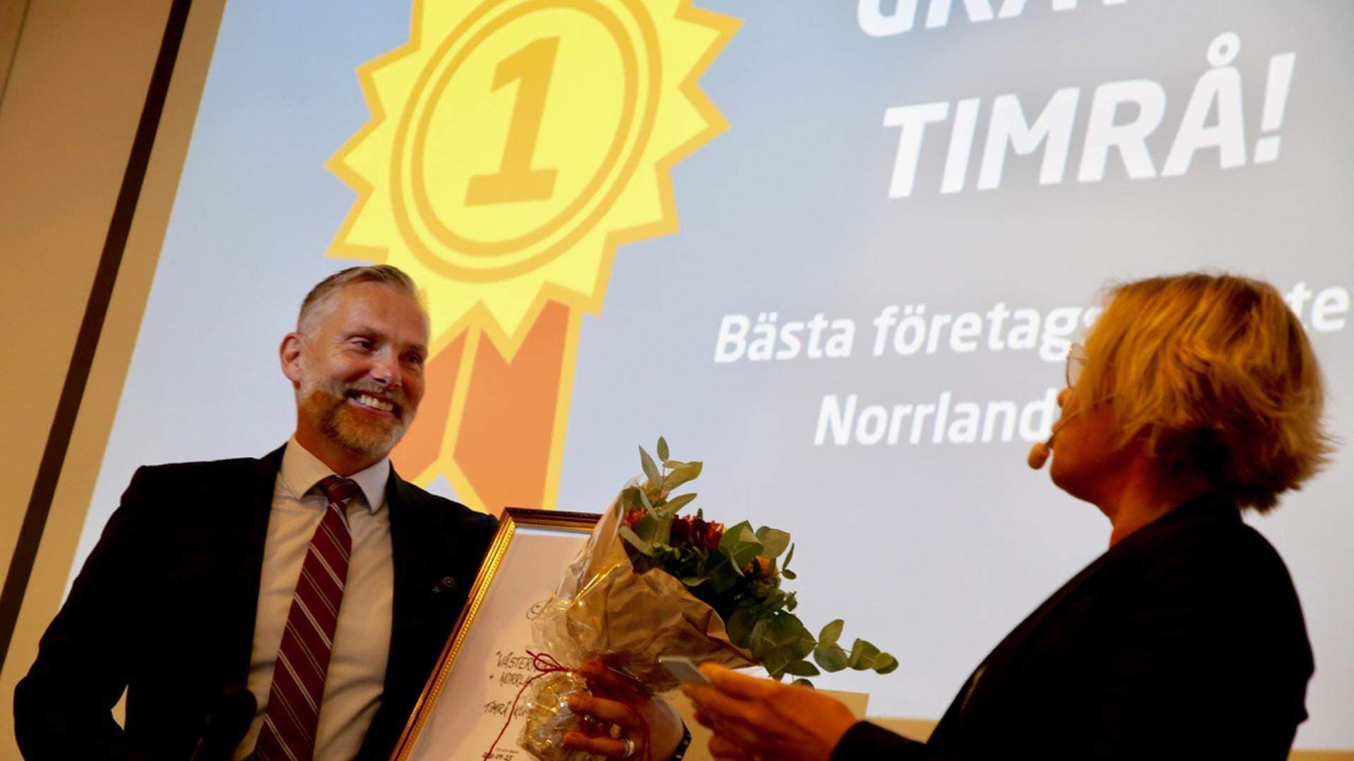 Stefan Dalin tar emot blommor och diplom av Anna Hedensjö Johansson