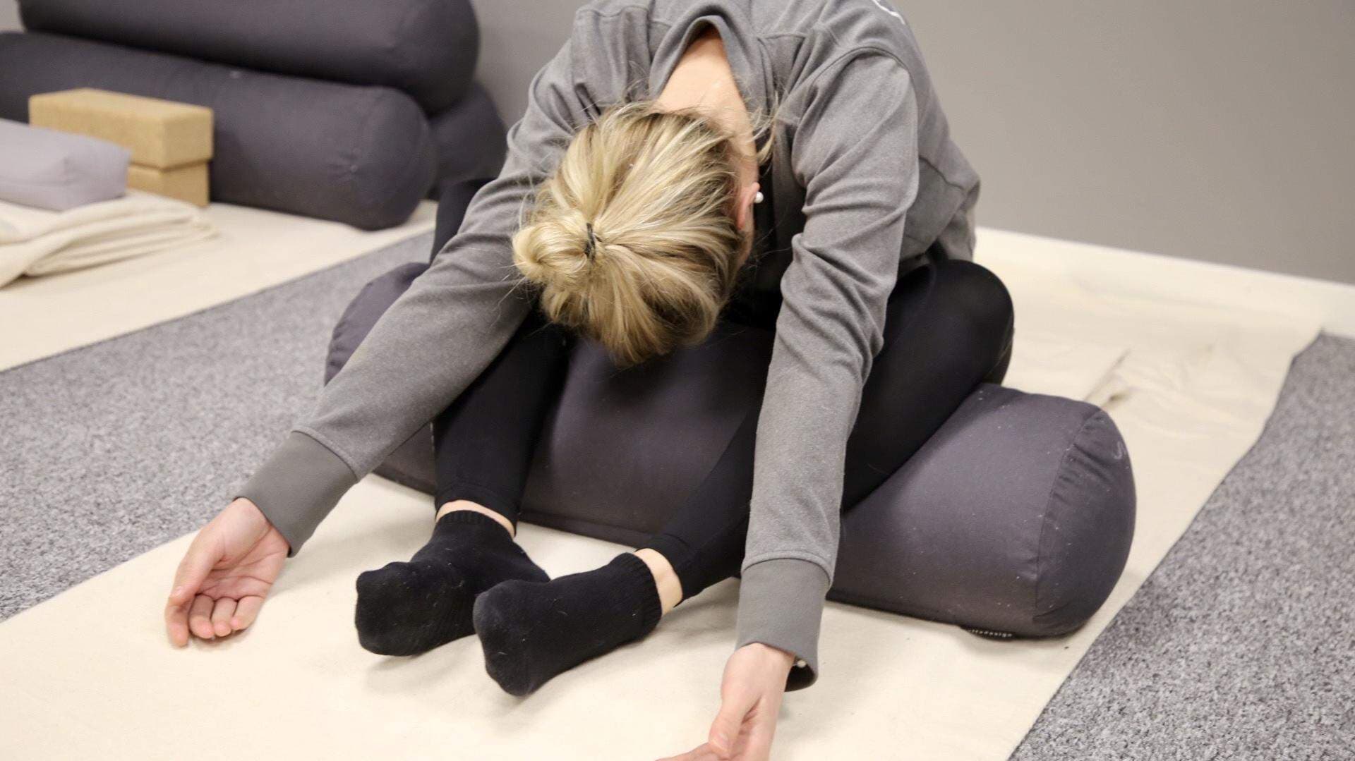 Kvinna som sitter i en yinyoga-position
