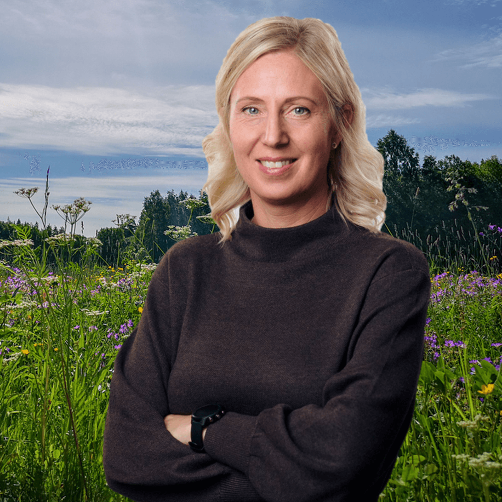 Porträttbild på Eva Nordlander med en sommaräng i bakgrunden