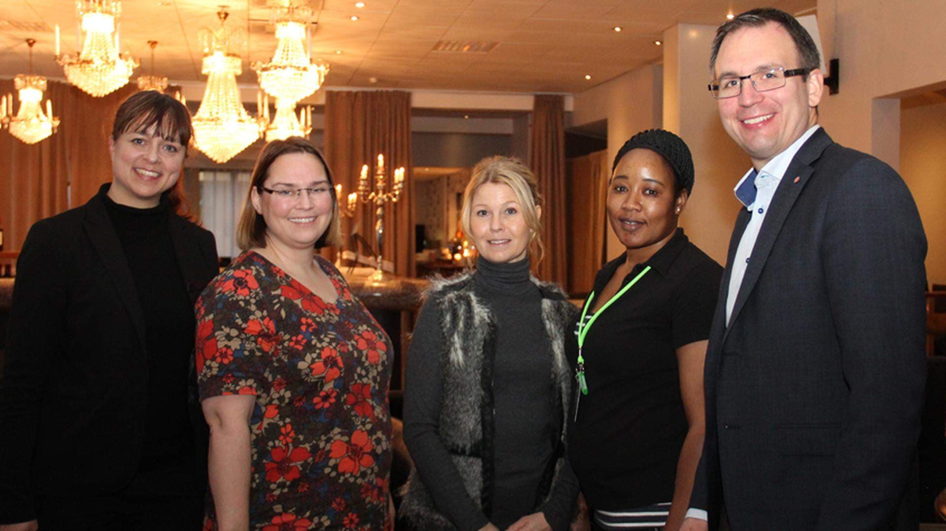 Kommunledningen på företagsbesök för att lära mer om det lyckade samarbetet.<br> Från vänster: Katarina Lenz, First Hotel Strand, Christiane Rüdiger (V), ordf. NAVI, Eva-Lotta Falk, Crea, Mama, hotellstäderska och kommunalrådet Peder Björk (S)