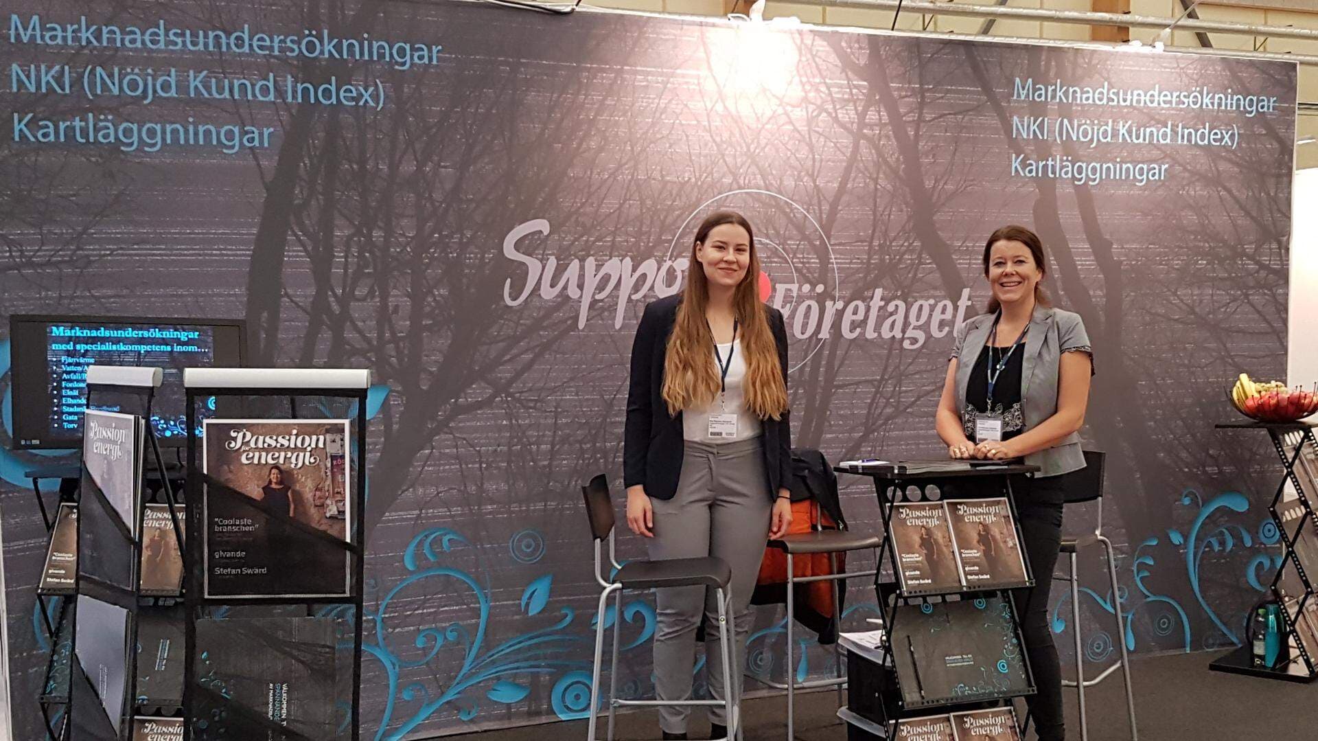 Tove Åkerman-Stenman tillsammans med kollega på mässa