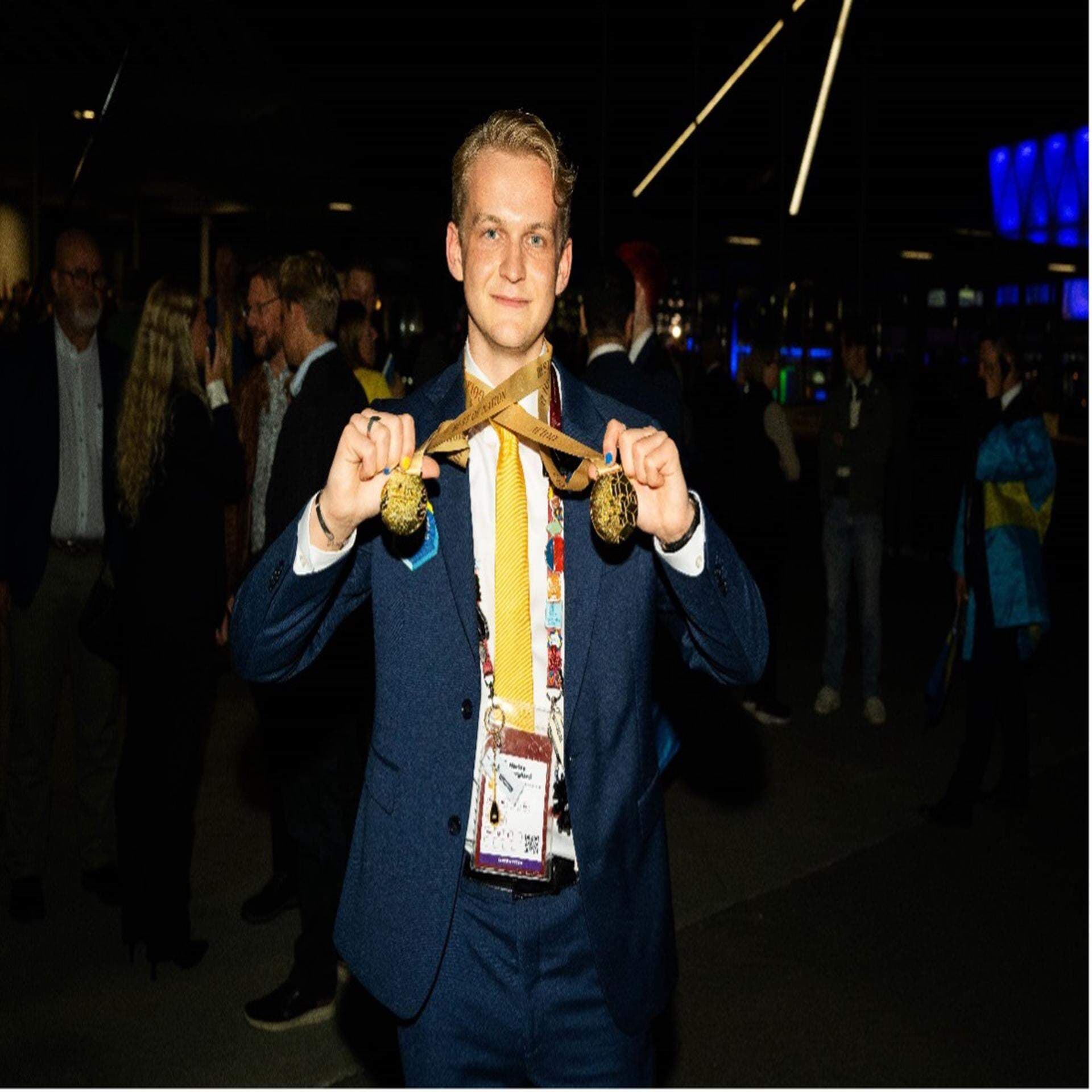 Harley Berglund efter prisutdelning i yrkes-EM i år, han håller upp två medaljer.