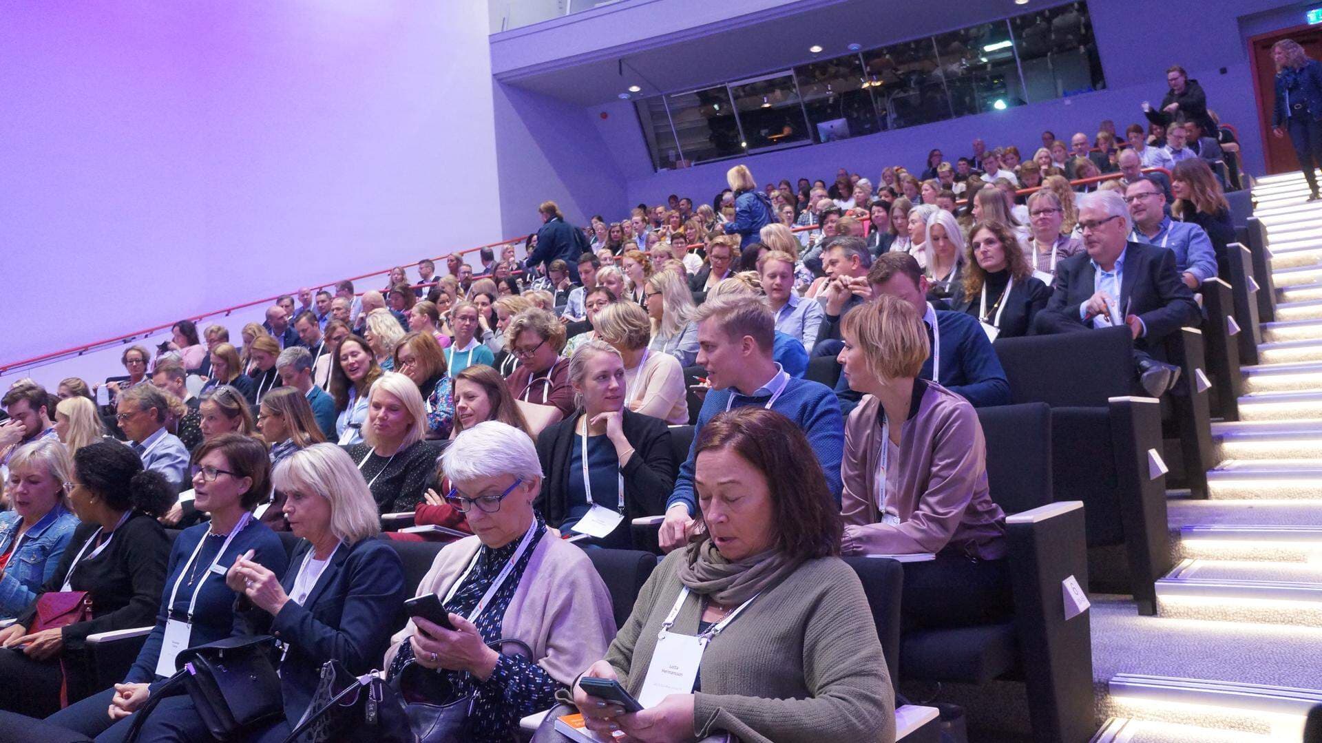 Alla samlade i kongresshallen