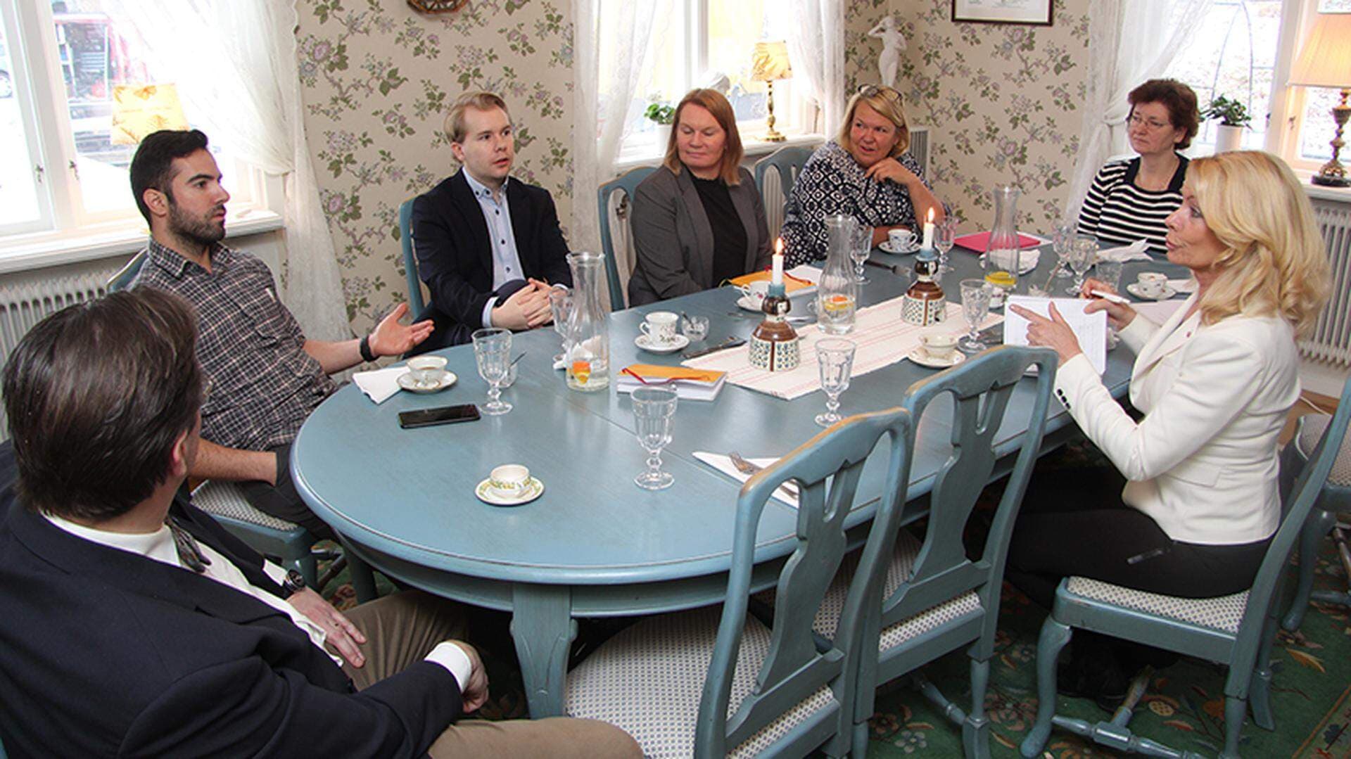 Samtal mellan deltagare runt bordet