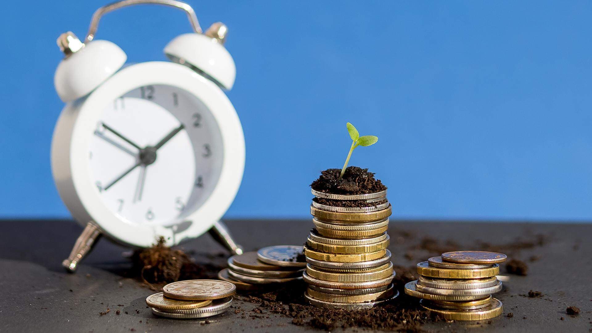 Väckarklocka och mynt som gror
