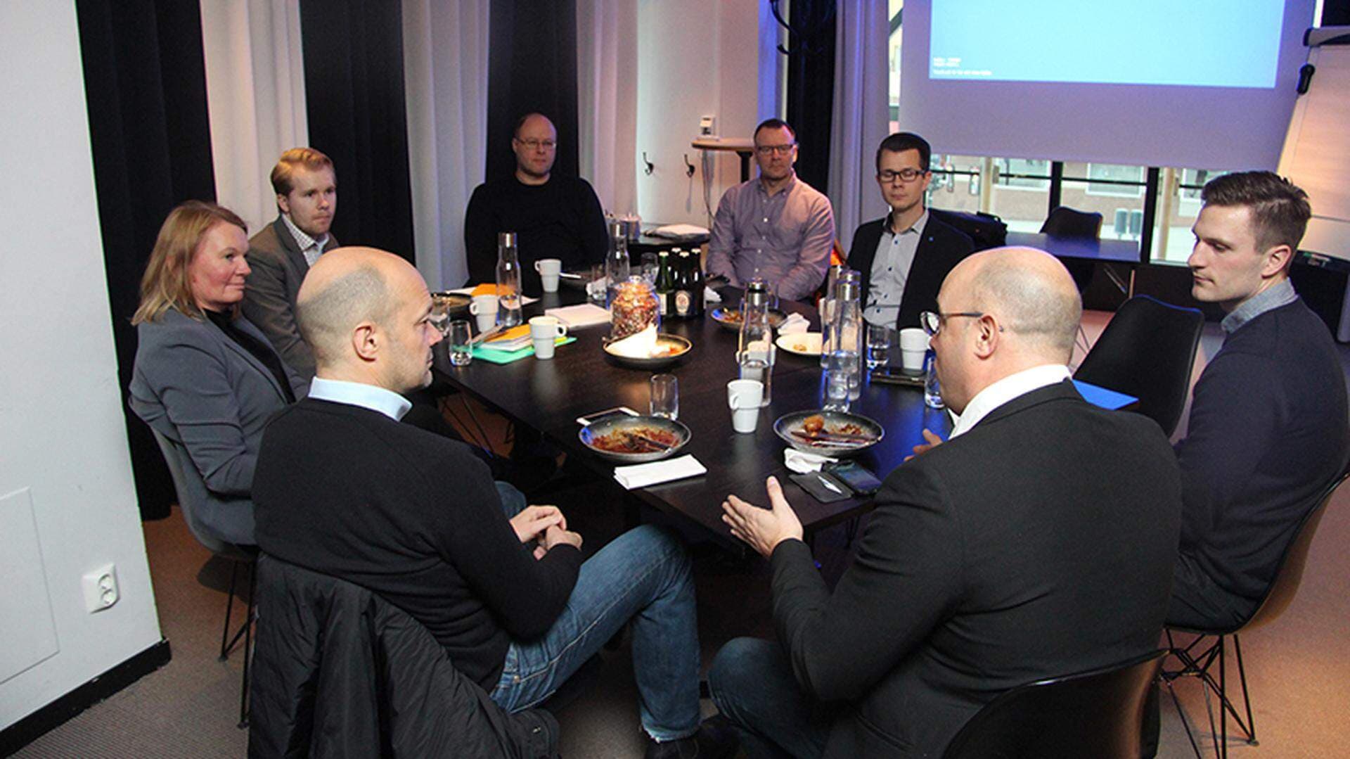 Alla mötesdeltagare samlade runt ett bord