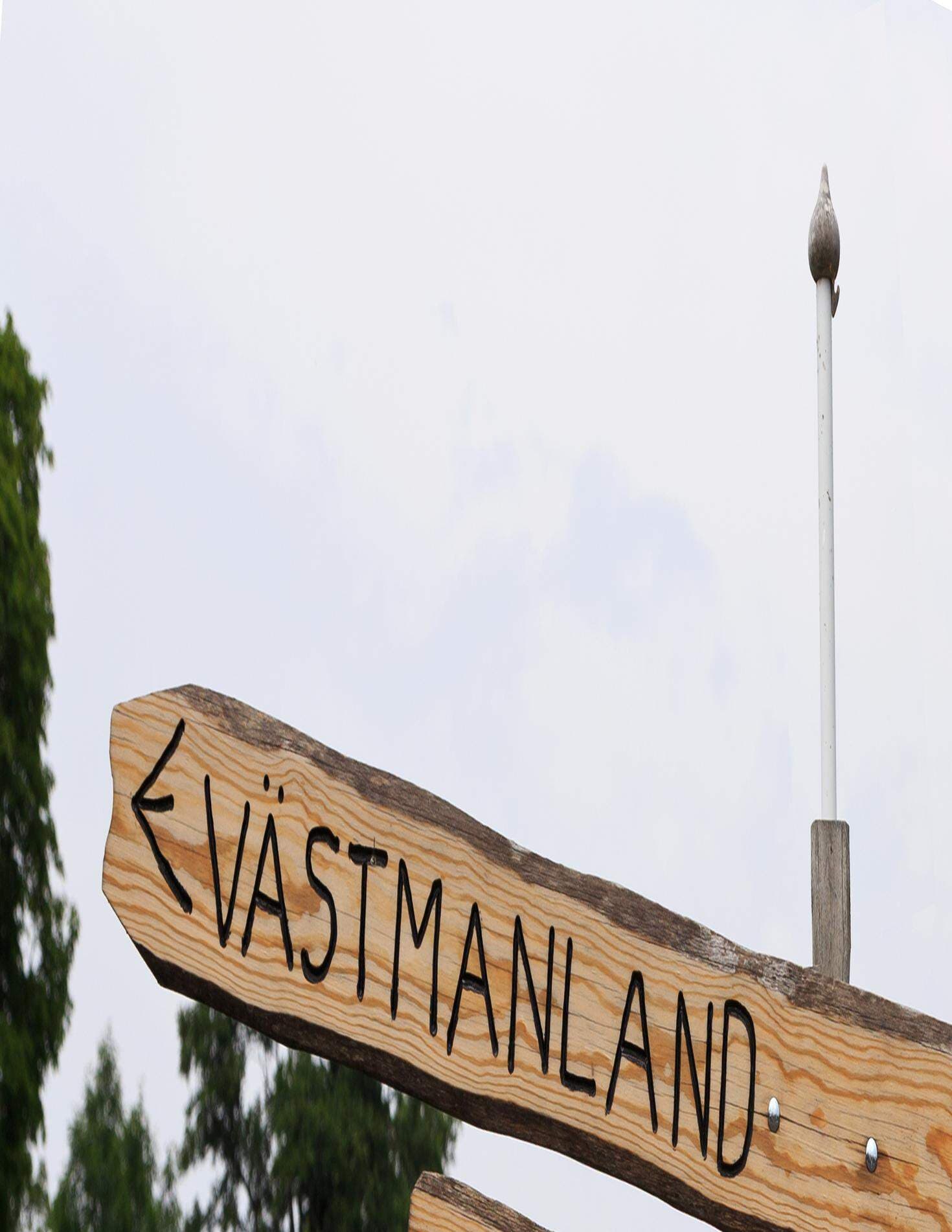 Skylt som pekar uppåt med texten Västmanland