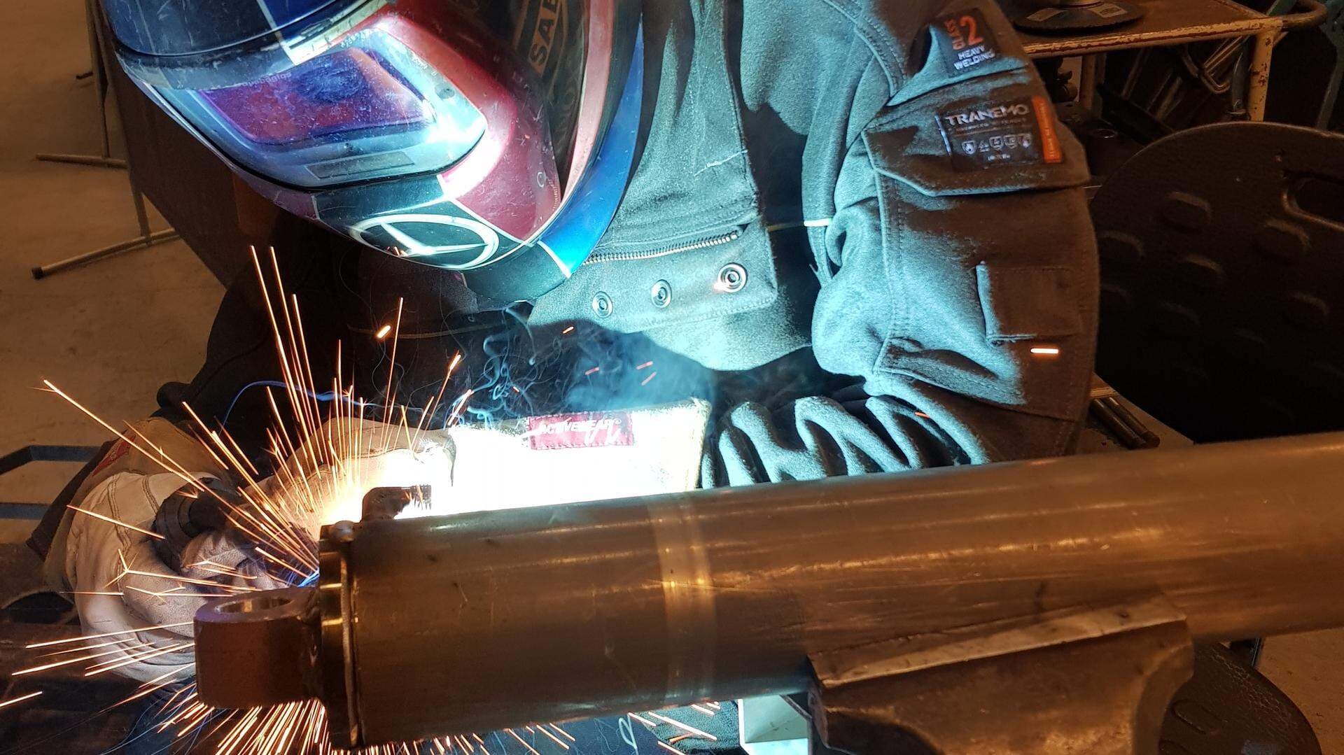 En anställd som nu svetsar på den utrustning som ska till Sydsudan