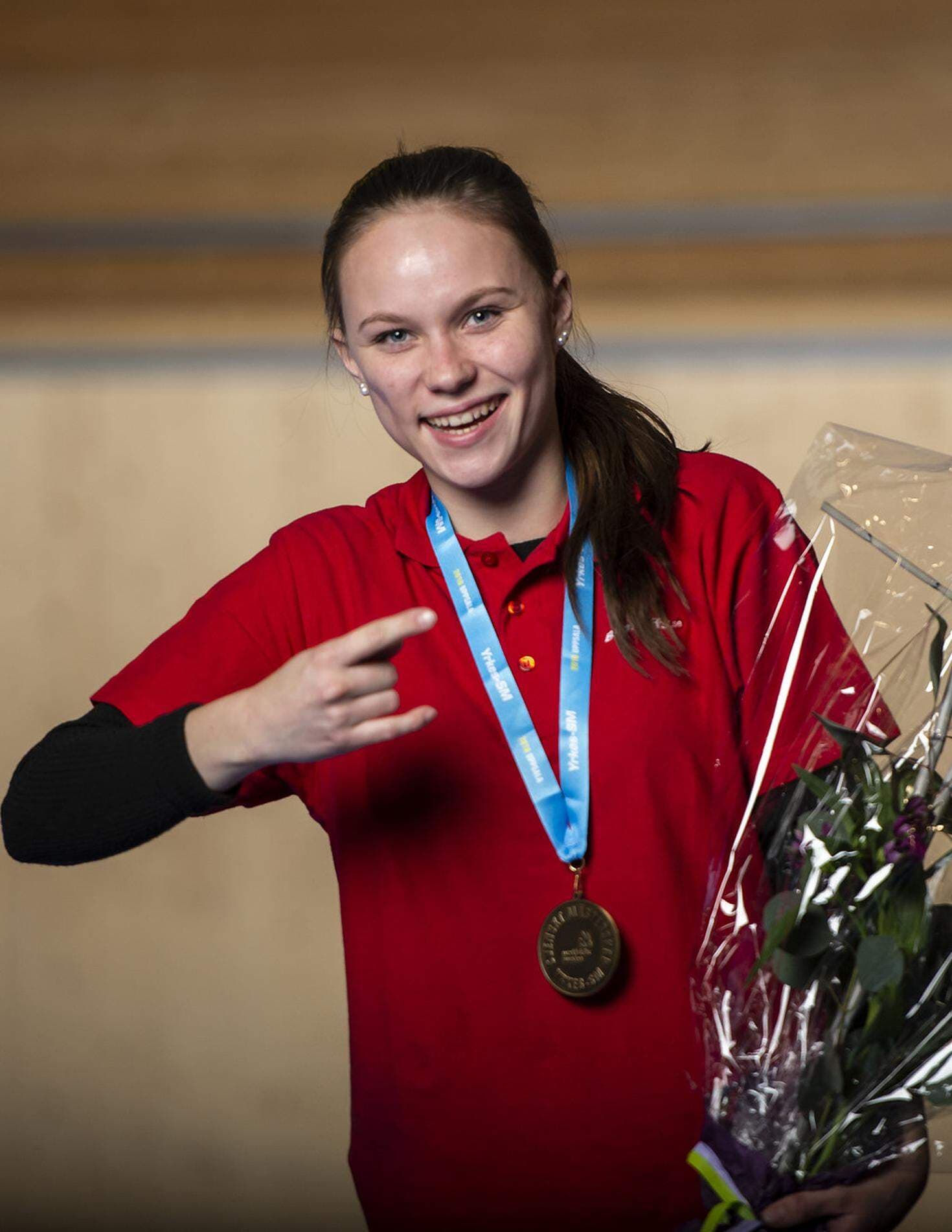Anna Widholm med medalj och blombukett