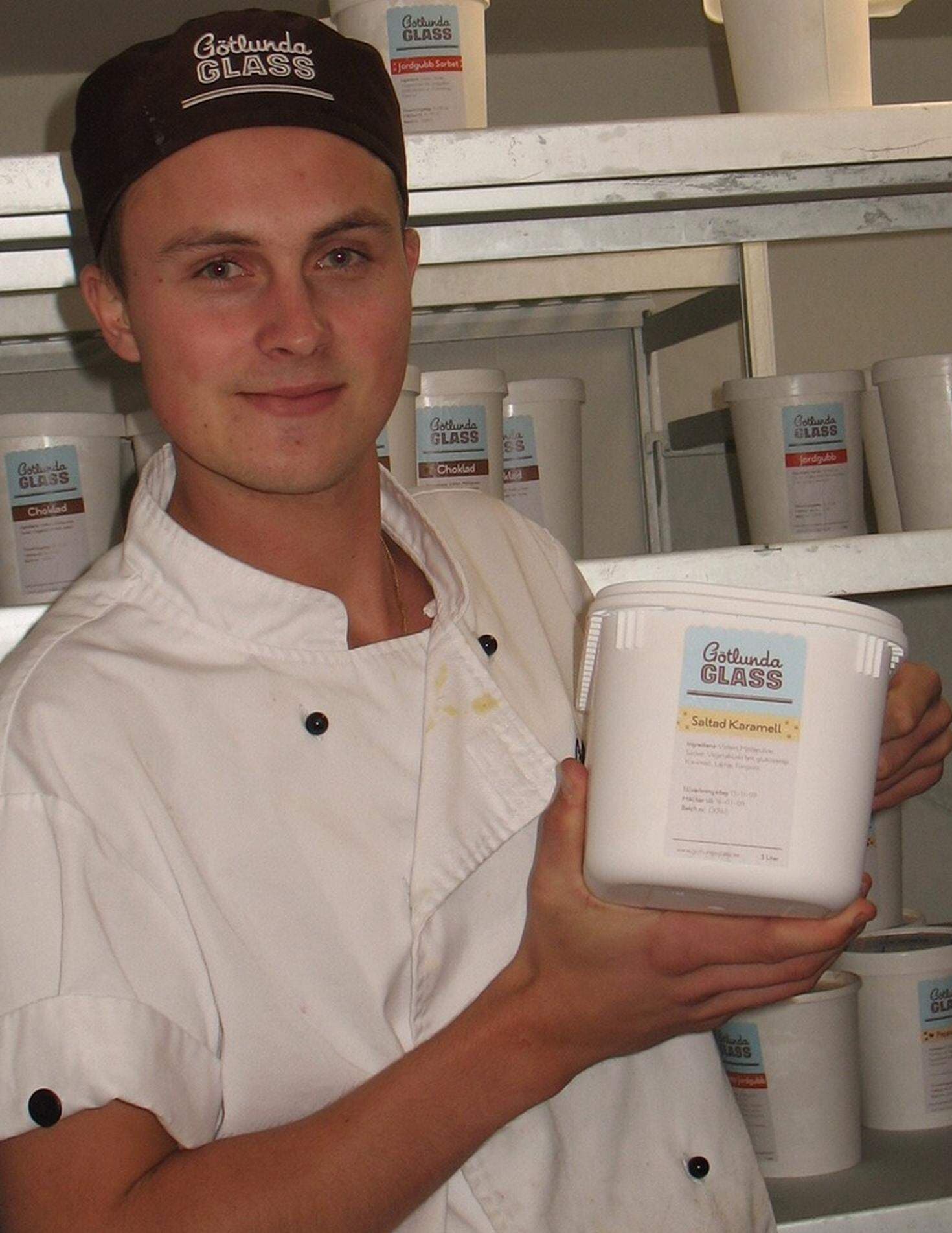 Lagom till midsommar 2012 kunde Philip Gustafsson starta glasstillverkningen.