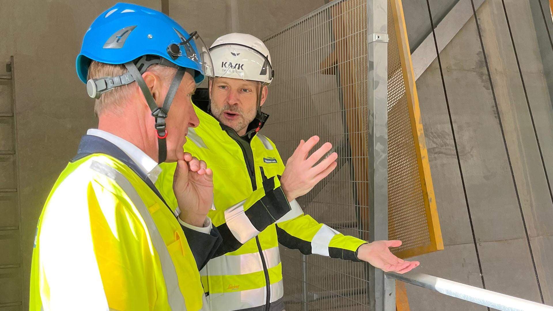 Jan-Olov Jacke, vd Svenskt Näringsliv visas Stängbetongs produktion av fabrikschef Daniel Stenvi