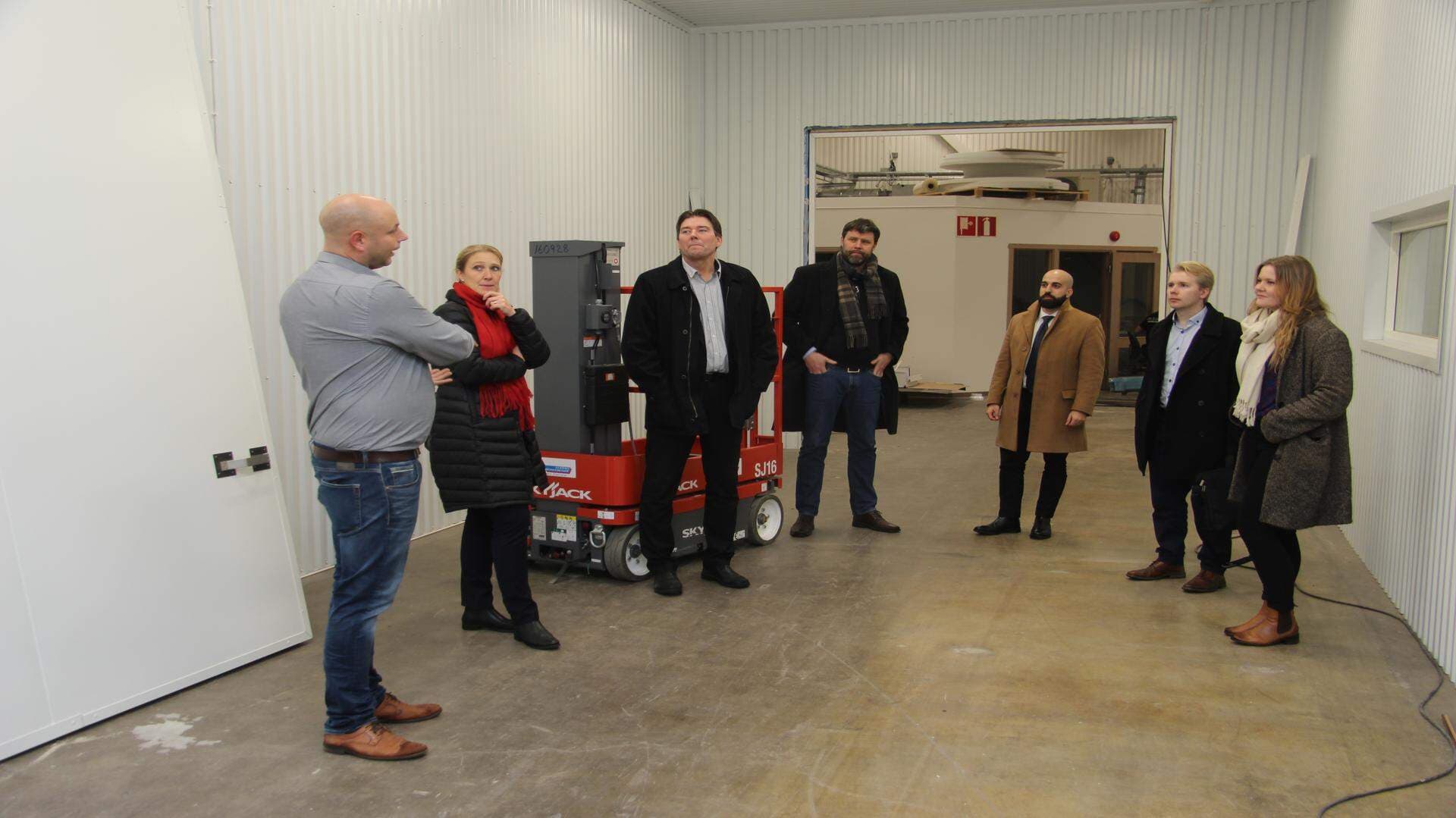 Magnus Eklund, vd Systemair Sverige guidar Carina Sándor, kommunstyrelsens ordförande, Therese Kihlander, samordnare turism och näringsliv, Jan Jäder, sektorchef näringsliv och utveckling, kommunchef Nima Poushin och Svenskt Näringslivs Tony Gunnarsson.