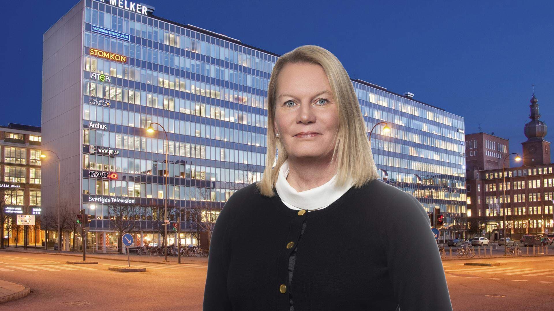 Kristin Lahed framför kontorshus i Västerås