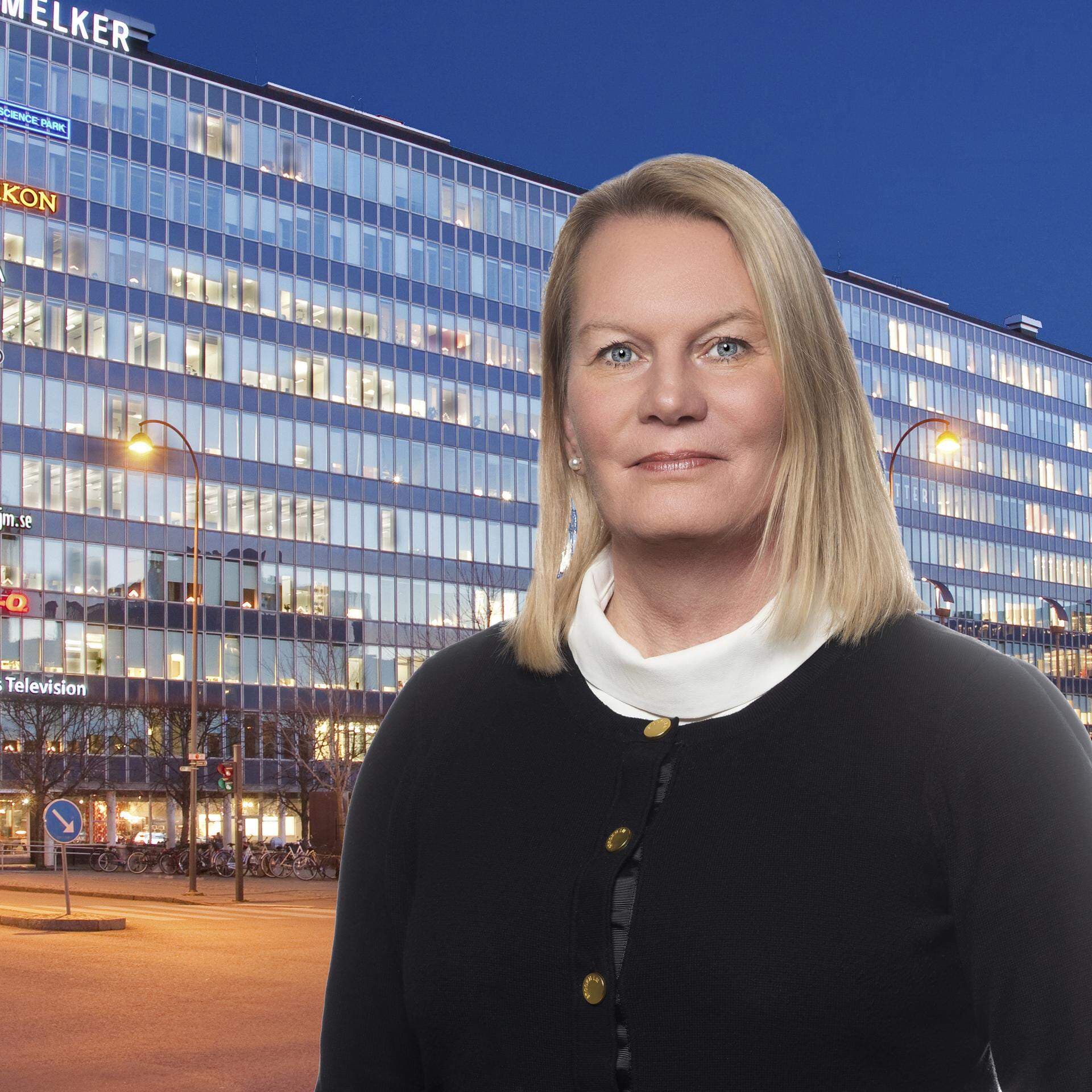 Kristin Lahed framför kontorshus i Västerås