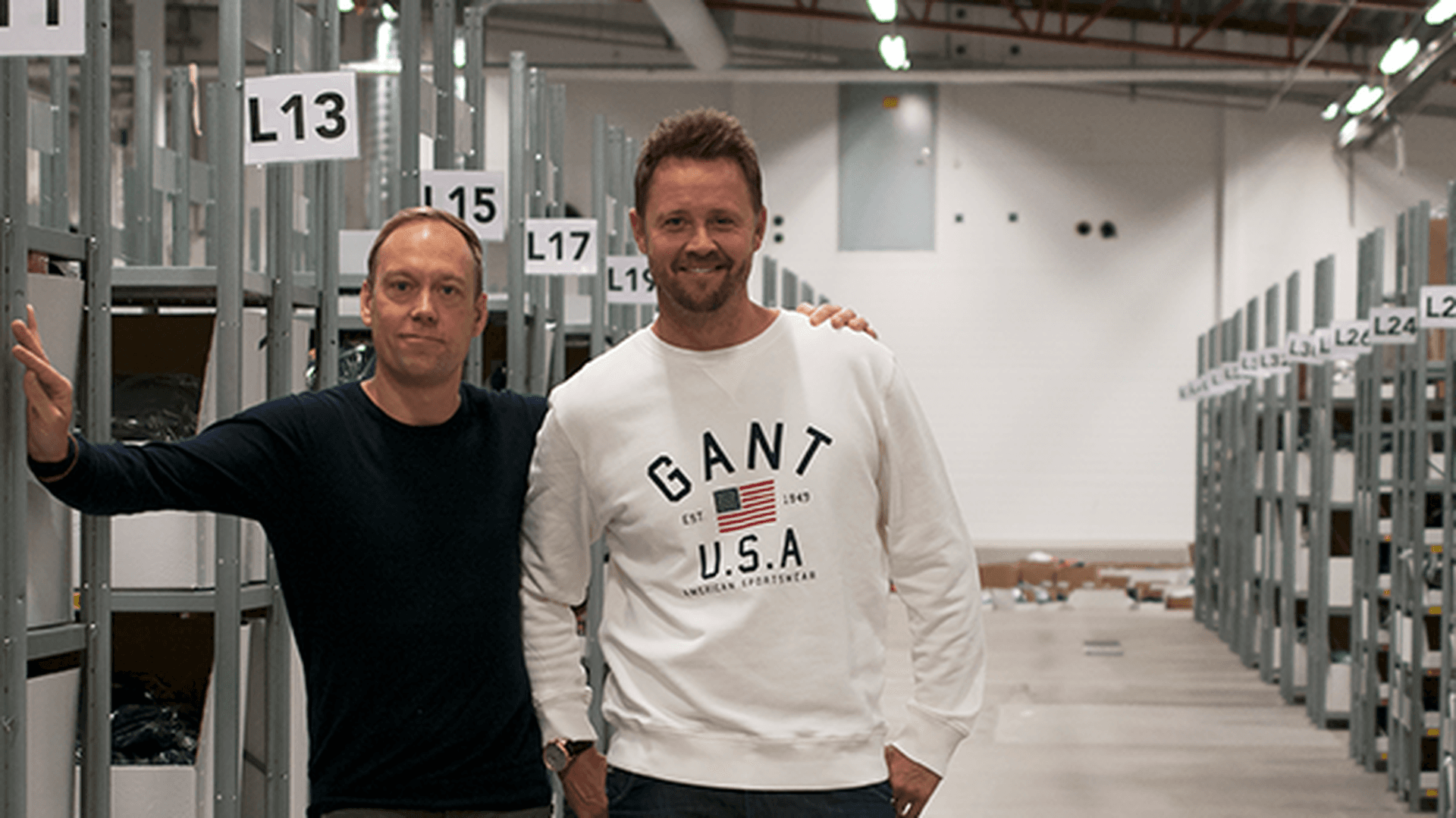 Mikael Arnåsen med kollega på lagret