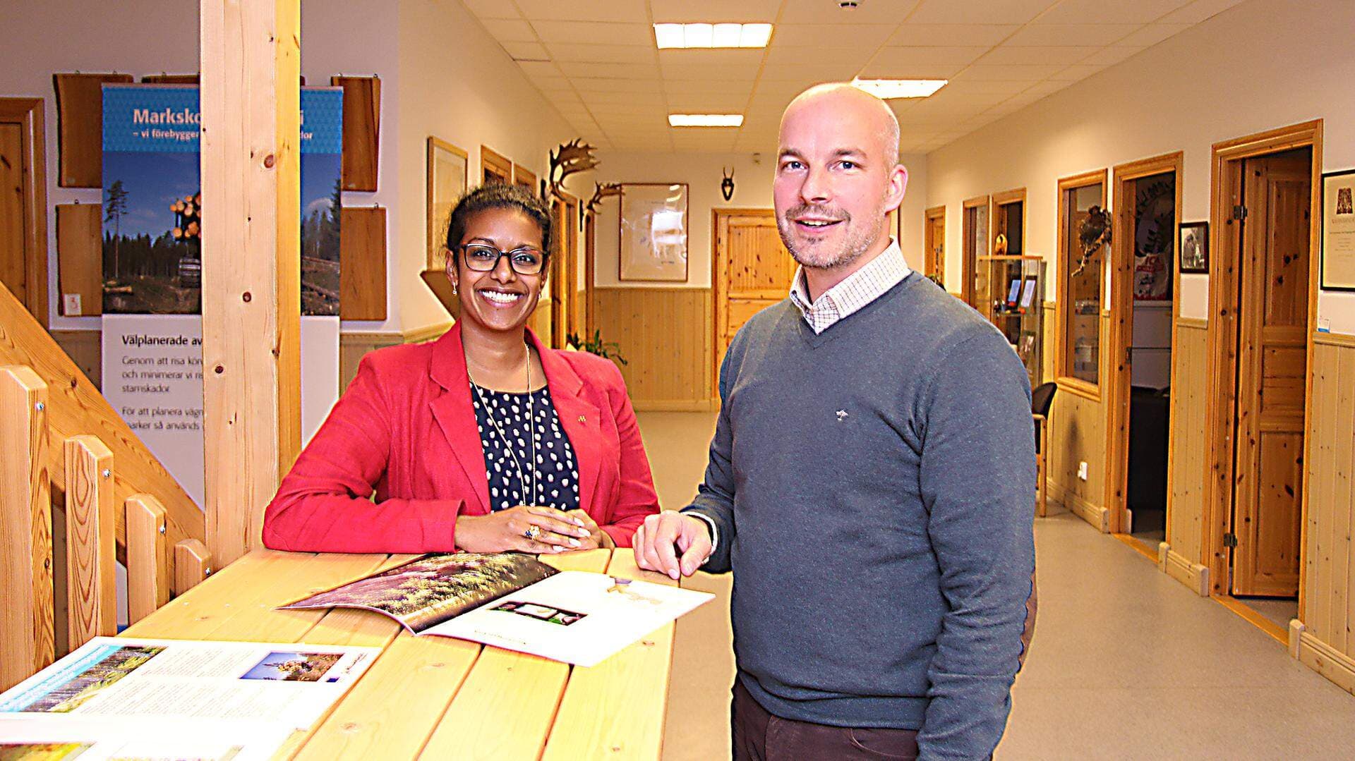 Riksdagsledamot Åsa Coenraads, och Niklas Fogdestam på Mellanskogs kontor på Brunnby i Västerås.