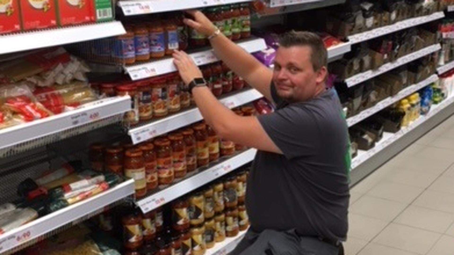 Nicklas Wasberg plockar i hyllorna i butiken.