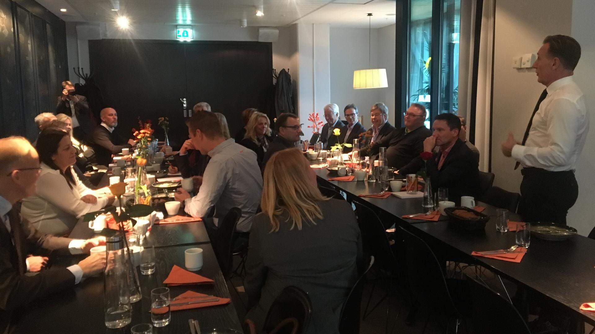 Jan-Olof Jacke talar under lunchen