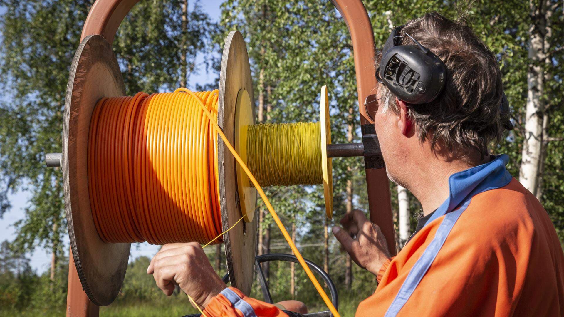 En man som arbetar med installation av fiber för bredband