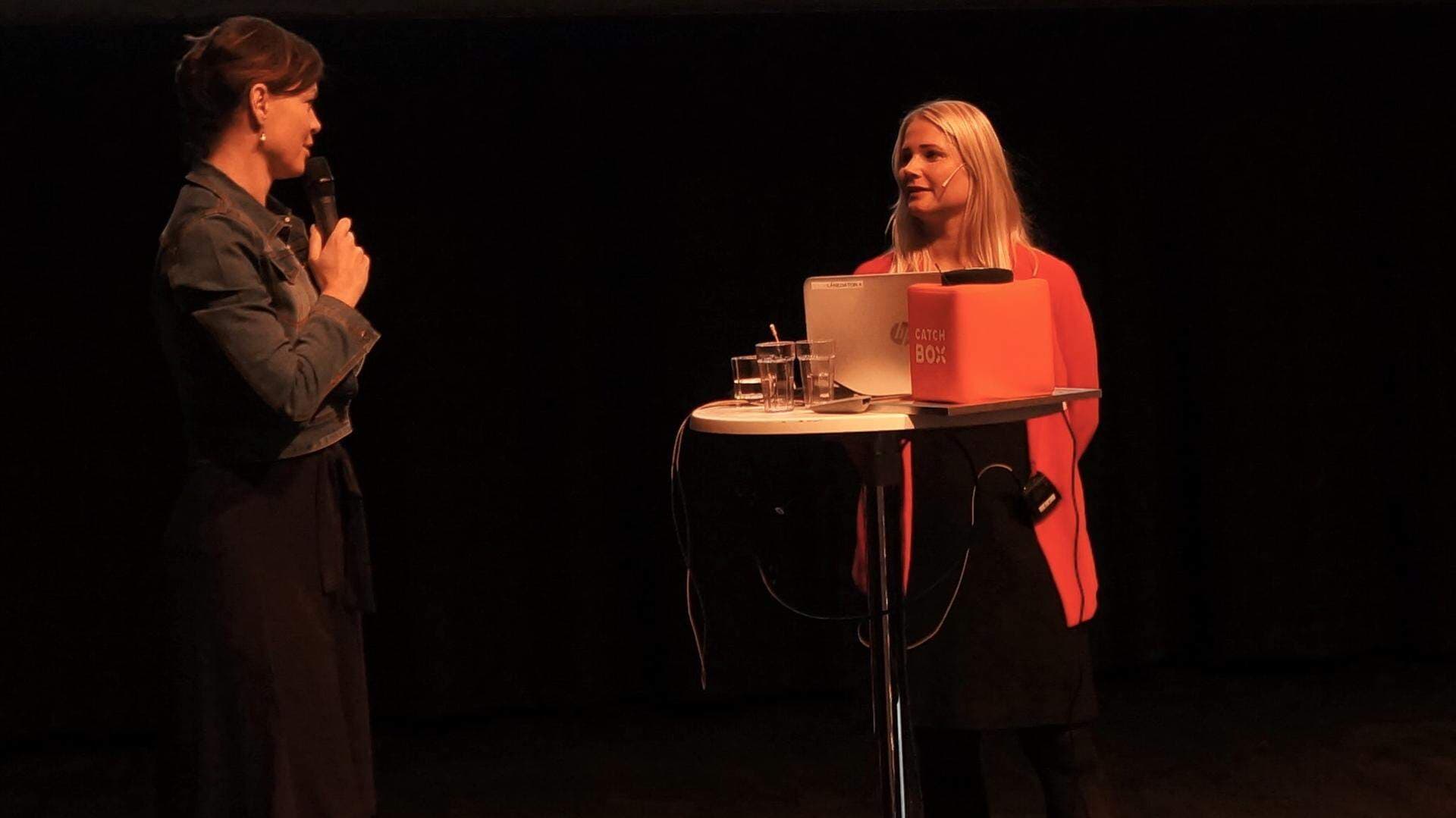 Anna-Lena Holmström och Maria Fors Brandebo på scen