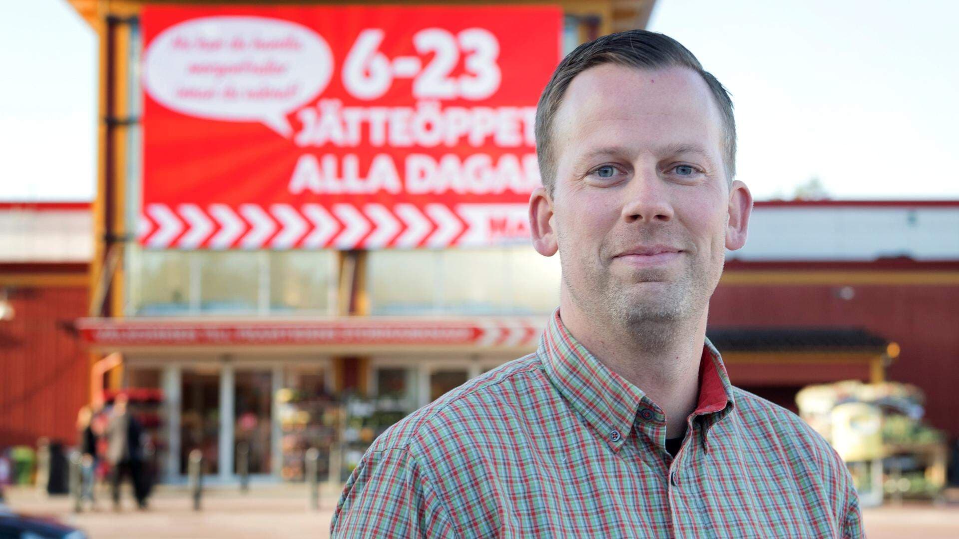Daniel Kvist utanför butiken i Erikslund