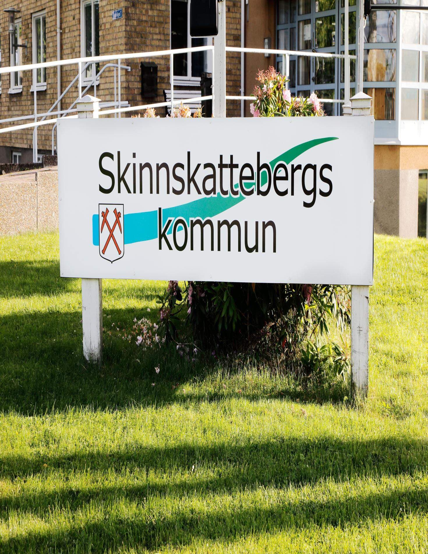 Skylt utanför Skinnskattebergs kommunhus