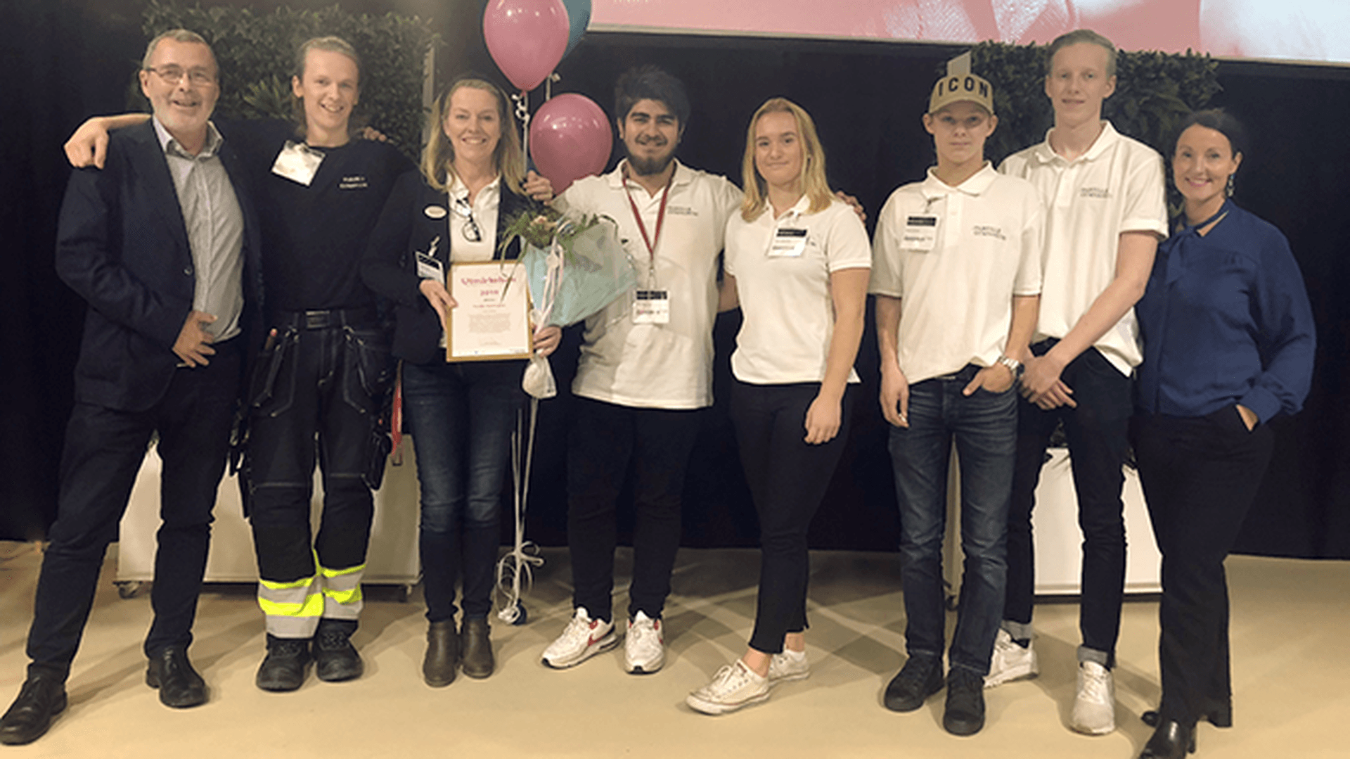 Stolta elever på Partille gymnasium med Partille kommundirektör Per Bäckström, rektor Susanne Krook med utmärkelsen i händerna och kommunstyrelsens ordförande Marith Hesse (M).