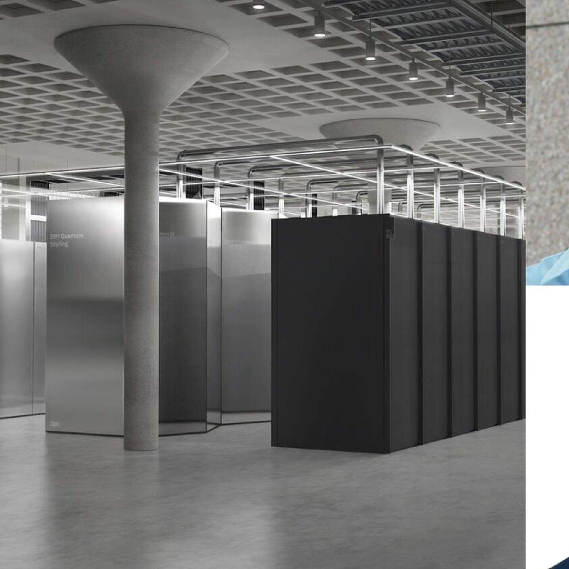 Starling, en storskalig kvantdator som kan användas för industriellt bruk. Lars Nordbryhn, kvantumambassadör och senior lösningsarkitekt vid IBM Norden, Emil Görnerup, policyansvarig för forsknings- och innovationspolitiska frågor.