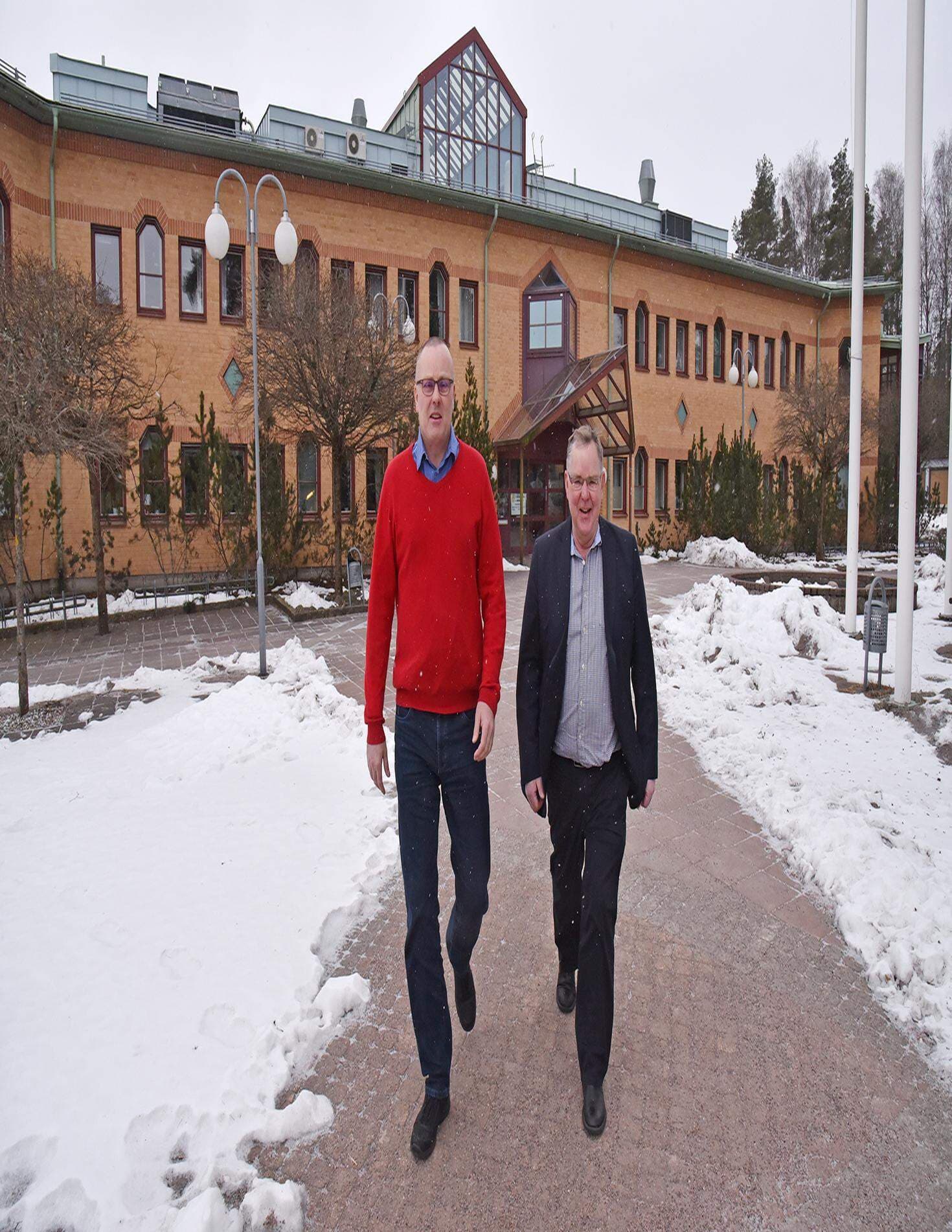 Hans Jildesten och Börje Andersson framför Storfors kommunhus