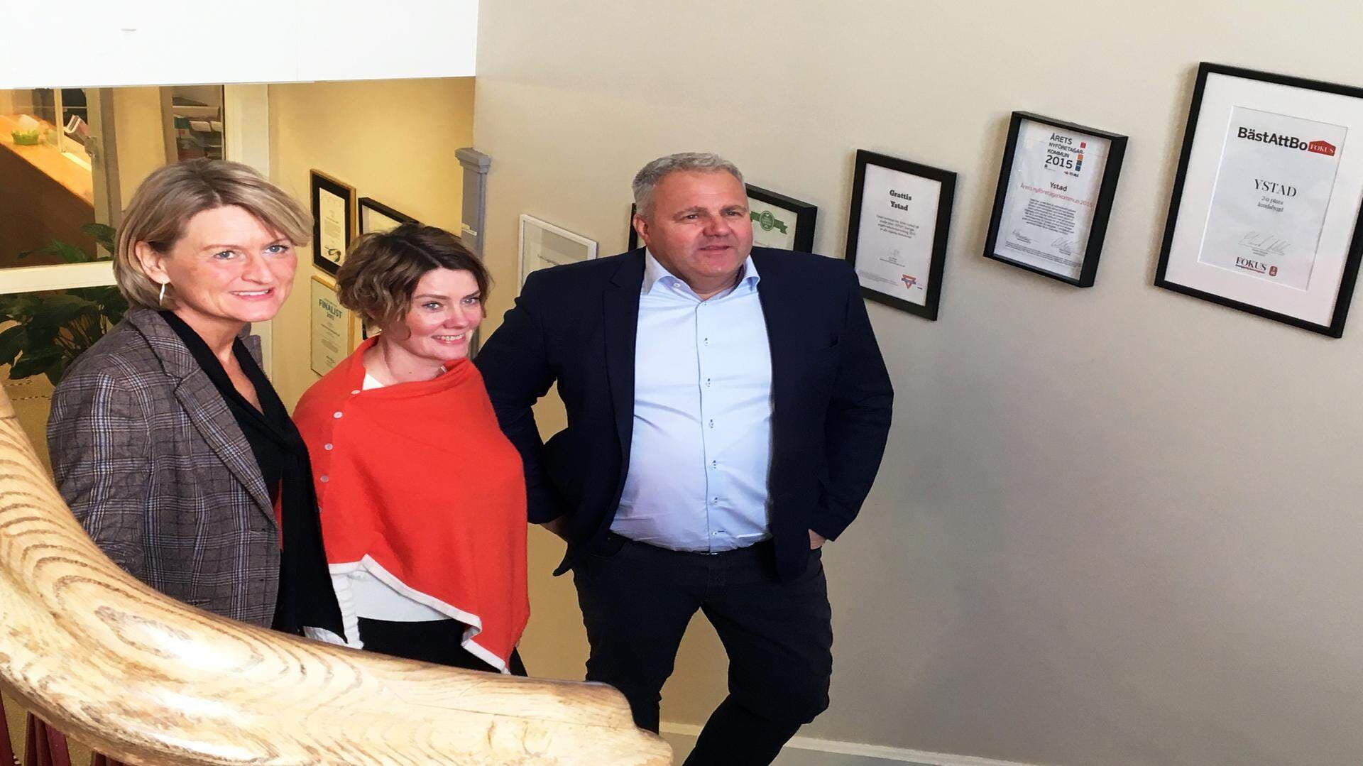 Eva Bramsvik Håkansson (C), kommunstyrelsens 1:a vice ordförande, Kristina Bendz (M), oppositionsråd och Jonas Rosenkvist, kommundirektör i Ystads kommun.