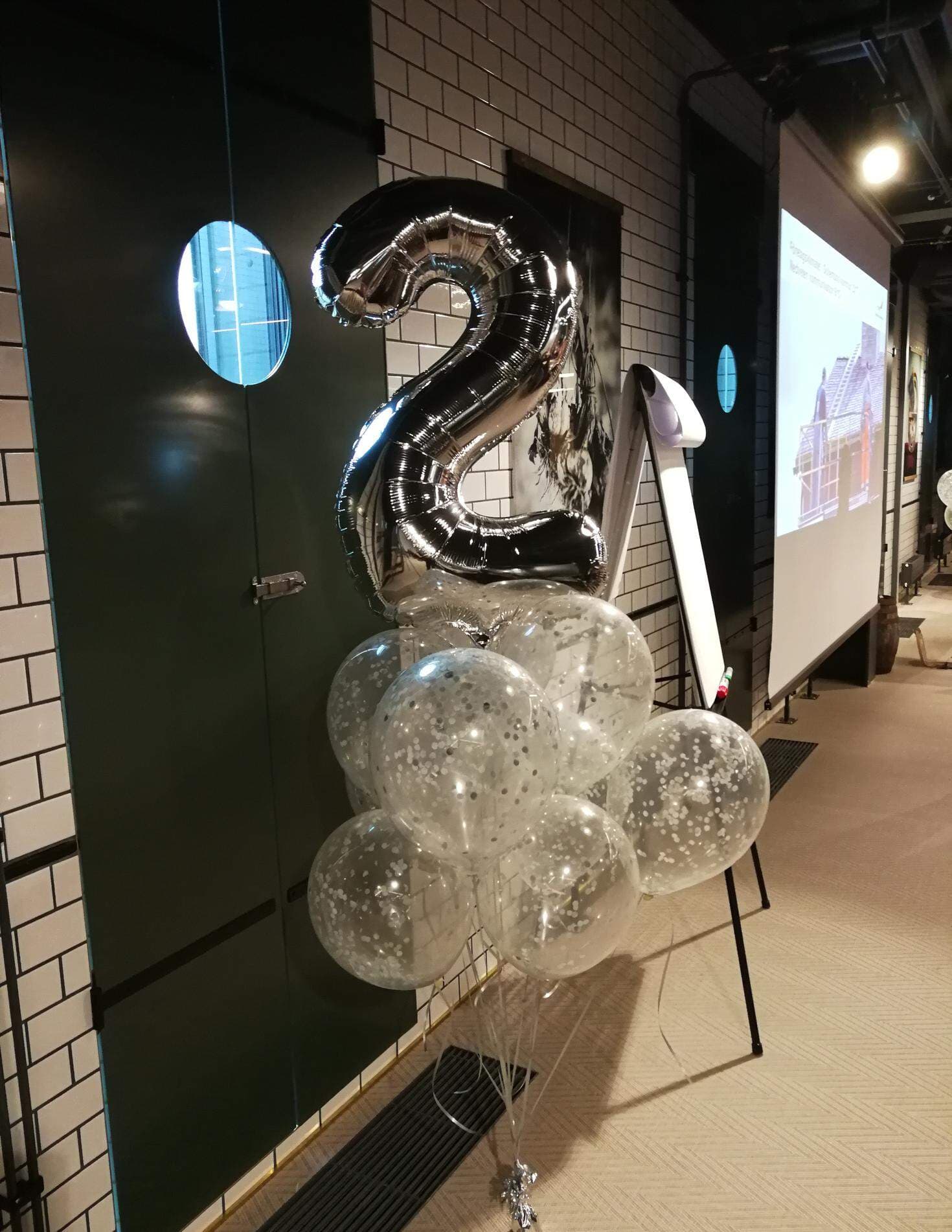 Hej! – Ta initiativ till relationer i medvind
Lyft! – Lyft dig själv och andra, bekräfta positivt och gör det ofta
Lyssna! – Var nyfiken och ställ medvetna frågor, visa att du lyssnar
Lös! – Fokusera på lösning, neutralisera negativt och förstärk positivt.
Föregå! – Guida och ligg steget före, släck frågor redan innan de uppstår
Nå! – Är du tillgänglig? Var tydlig med när du är på plats och när du har tid