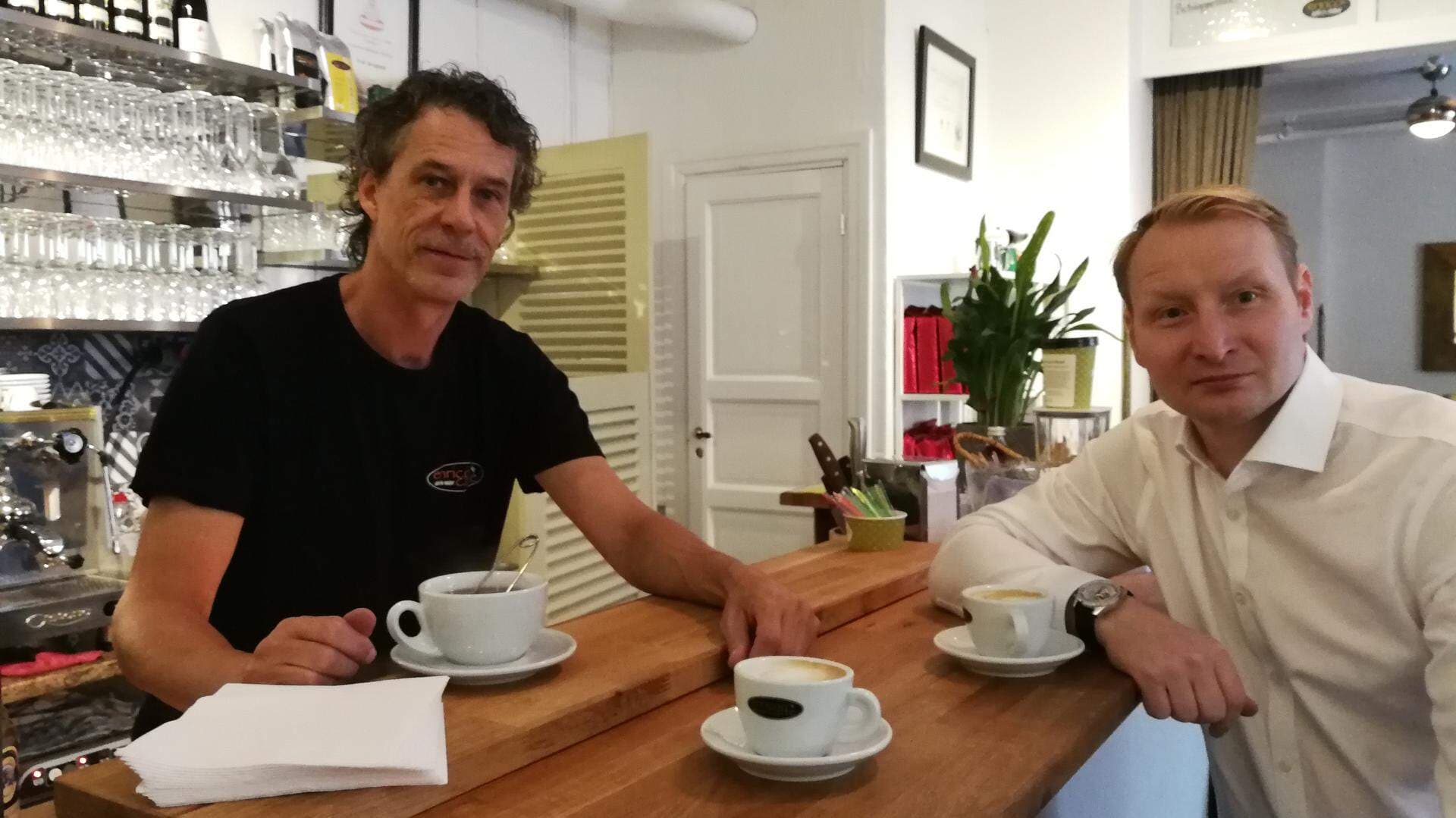 Erik Berglund och Pehr Granfalk träffas på Eriks cafe & vinbar som han nyligen öppnade i Solna.