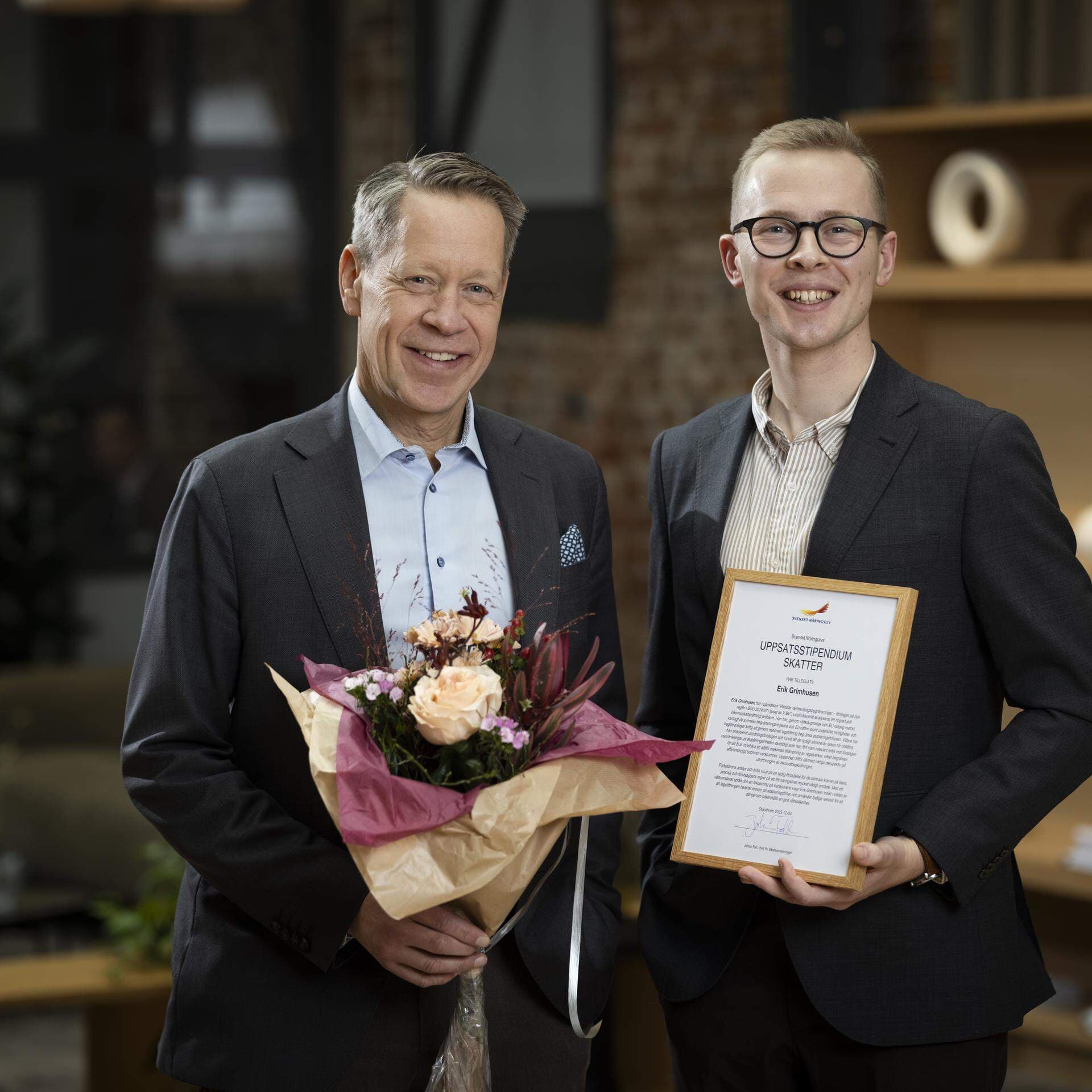 Johan Fall, avdelningschef på Skatteavdelningen, tillsammans med uppsatsförfattaren Erik Grimhusen, Lunds universitet.
