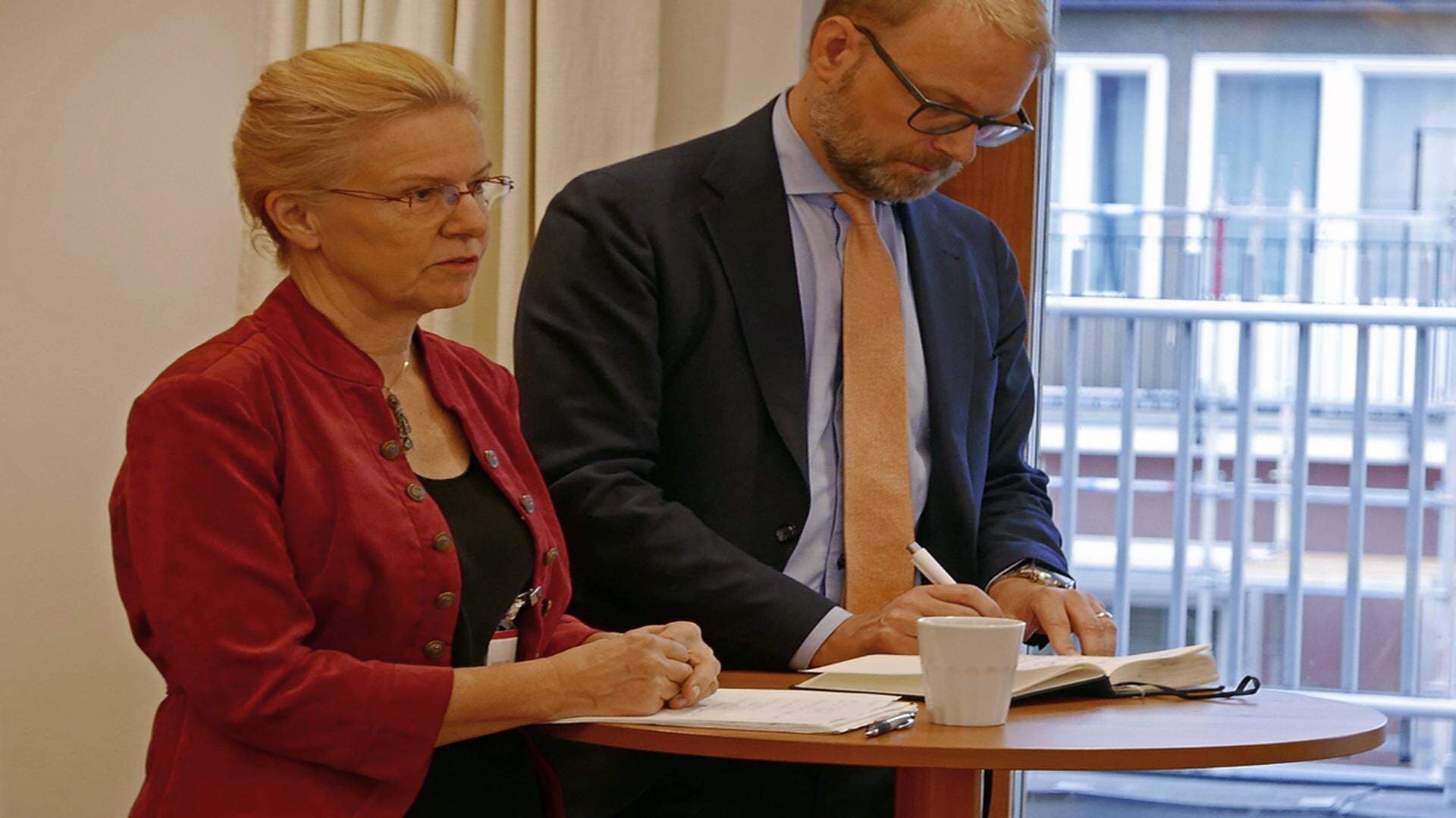 Karin Markides, tidigare rektor Chalmers tekniska högskola och ledamot i beredningen, flankerad av Tobias Krantz, Svenskt Näringsliv.
