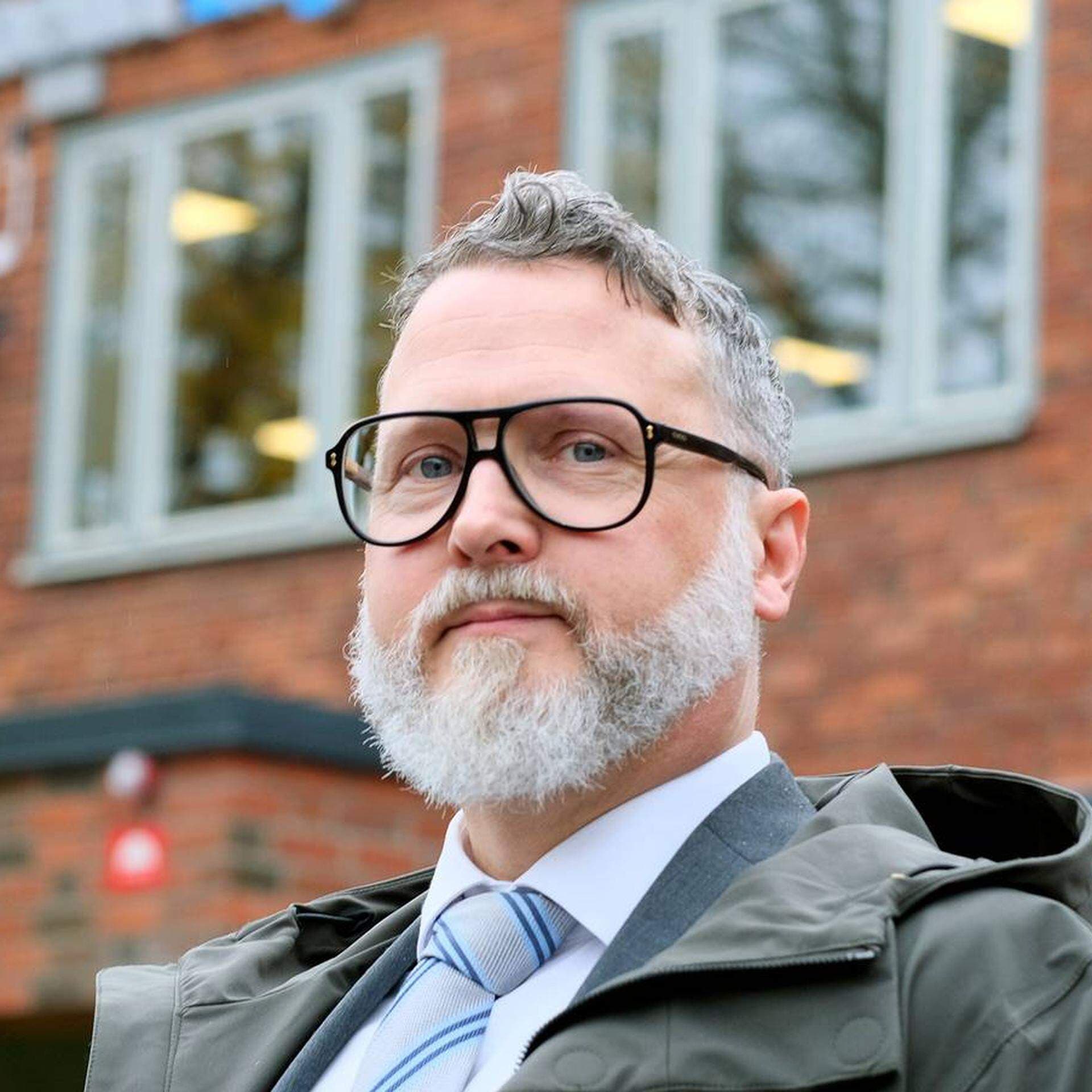 Damian Brunker var till i somras var rektor på Internationella Engelska skolan, IES, i Eskilstuna. Idag har han bytt jobb och är affärsområdeschef på Nordic International School.