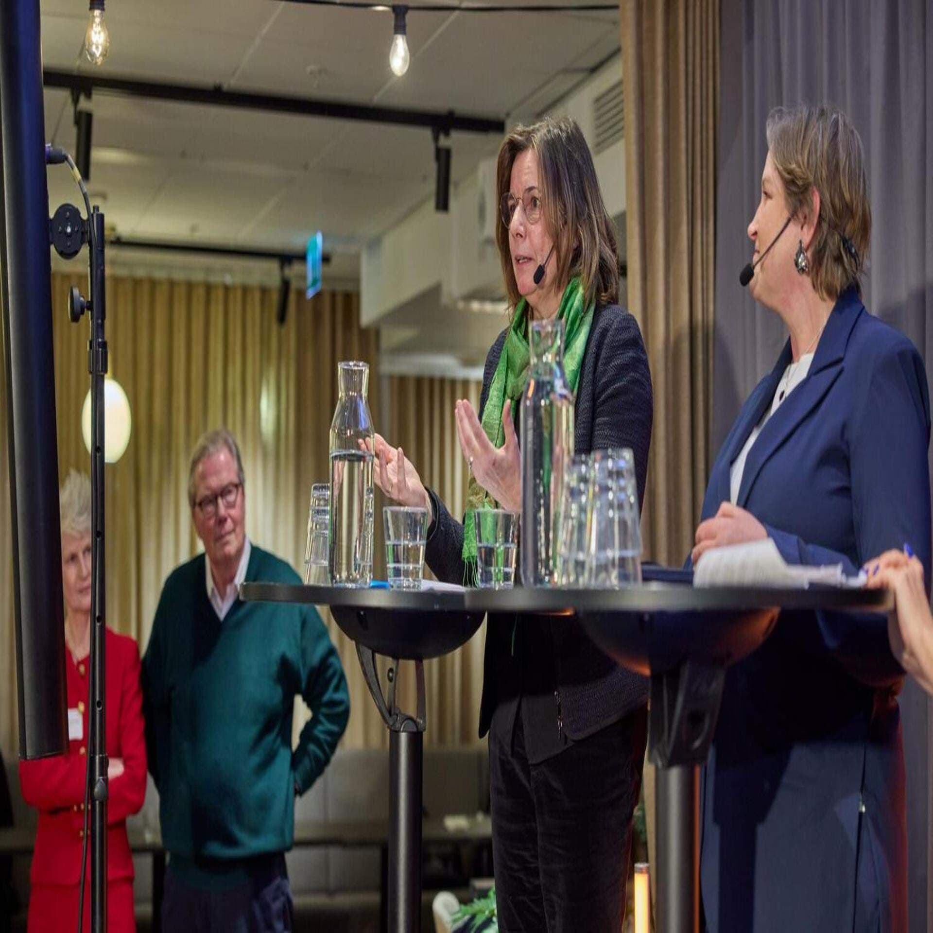 Diskussion mellan företagare och politiker.