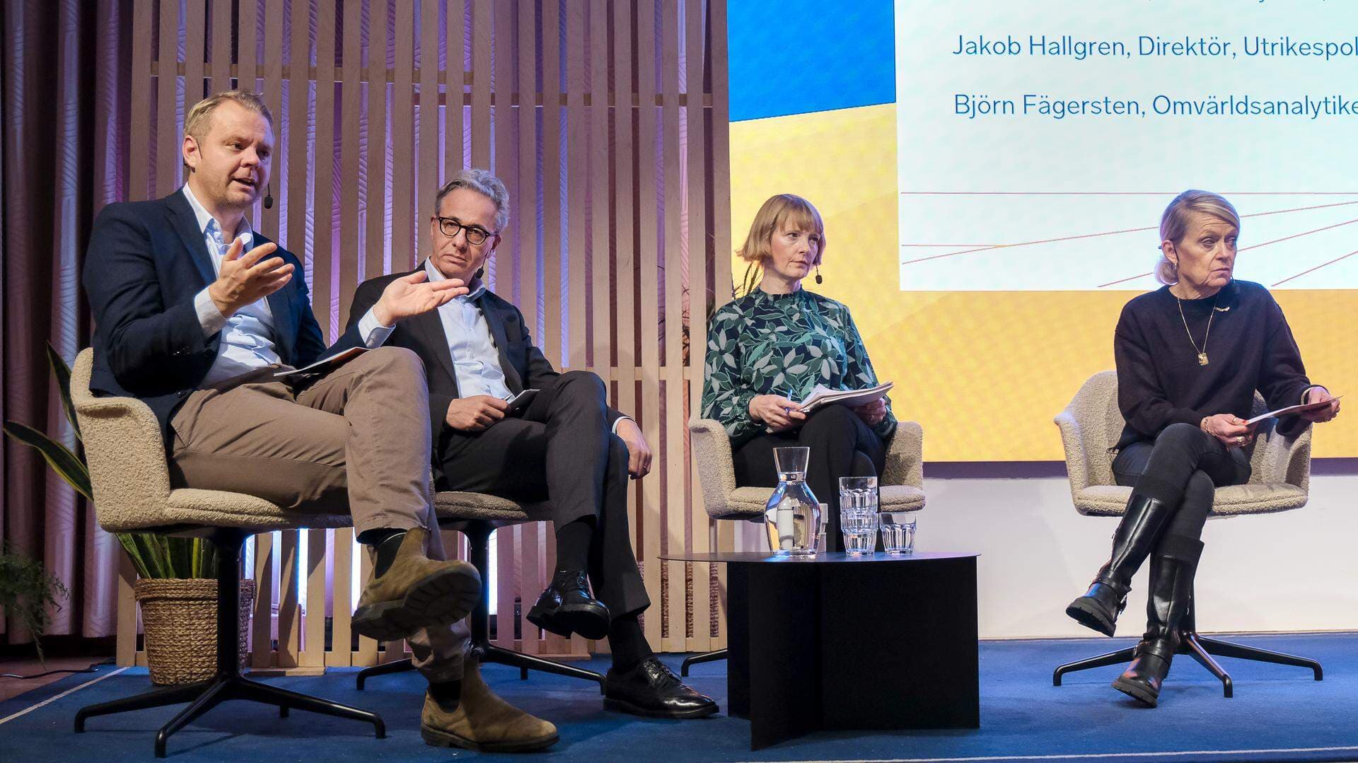 Jakob Hallgren
, direktör Utrikespolitiska Institutet, Kristina Sandklef
, kinaanalytiker, Sandklef Asia Insights, och Björn Fägersten
, geopolitisk expert.