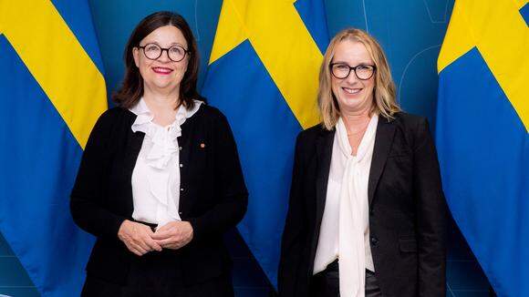 Utbildningsminister Anna Ekström (S) och regeringens särskilda utredare Maria Bernhardsen, till vardags policyexpert på Svenskt Näringsliv.