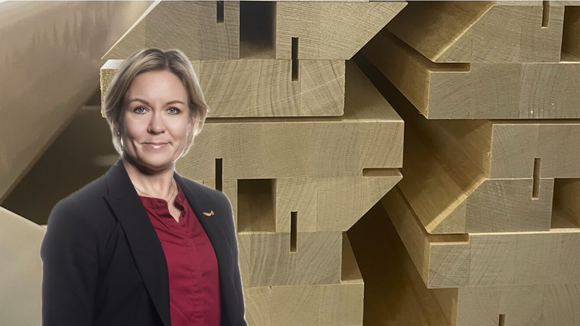 Anna Hedensjö Johansson framför träelement