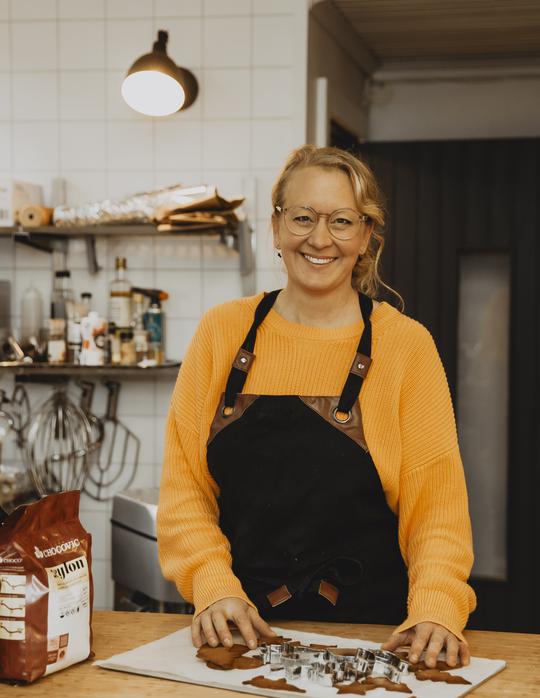 Linda Kroon i ett kök, bakar pepparkakor 