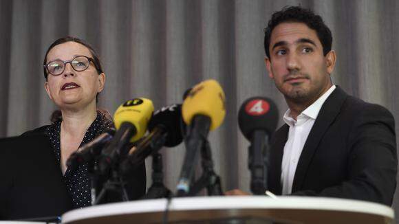 Gymnasieminister Anna Ekström och civilminister Ardalan Shekarabi och på en presskonferens. 