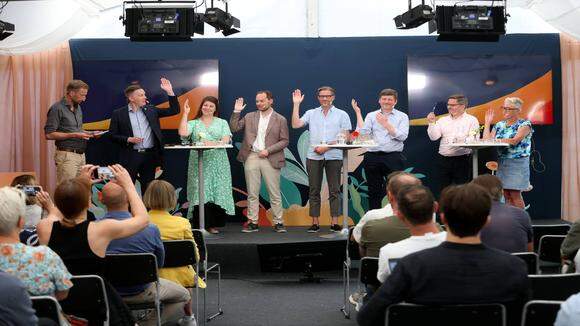 Mats Gren (M), Elin Söderberg (MP),  Martin Kinnunen (SD), Daniel Westlén (L), Martin Ådahl (C), Daniel Liljeberg (KD), Monica Haider (S).  