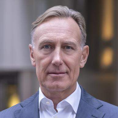 Vd Jan-Olof Jacke utanför Näringslivets Hus. 