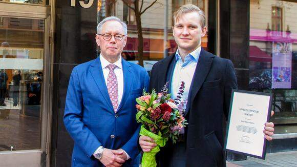 Simon Pålsson Högström, Stockholms universitet, tilldelas Svenskt Näringslivs stipendium om 15 000 kr för bästa examensuppsats om skatter år 2021.
