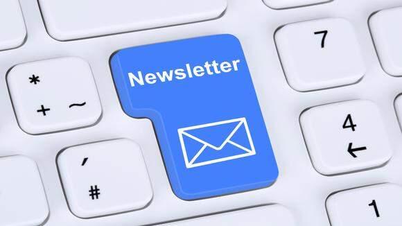 Ett tangentbord där det står ”newsletter” på en av tangenterna