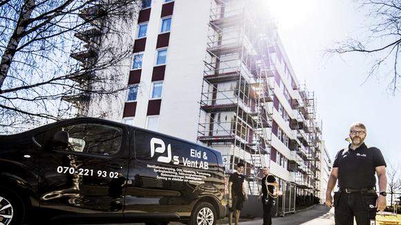 Företagaren och sotaren Peter Johansson bröt båda benen och har varit sjukskriven i 180 dagar. Nu får han inte längre någon sjukersättning från Försäkringskassan, utan uppmanas att söka nytt jobb.