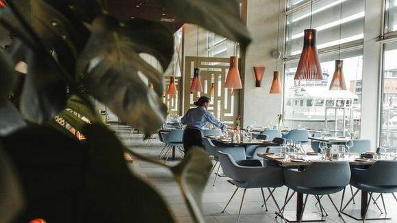 En ensam person på restaurang