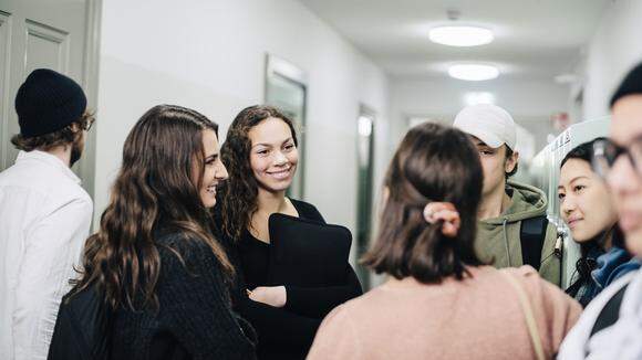 Gymnasieelever i skolkorridor