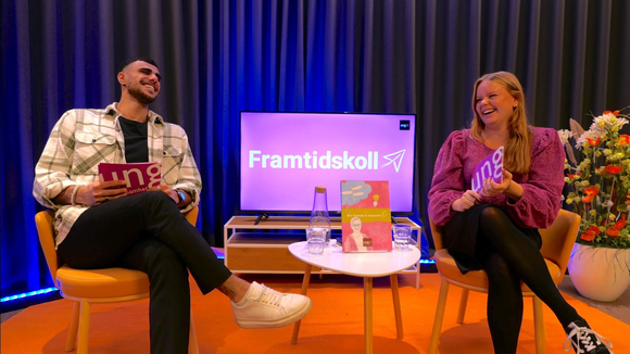 Två personer i en studio framför en bildskärm